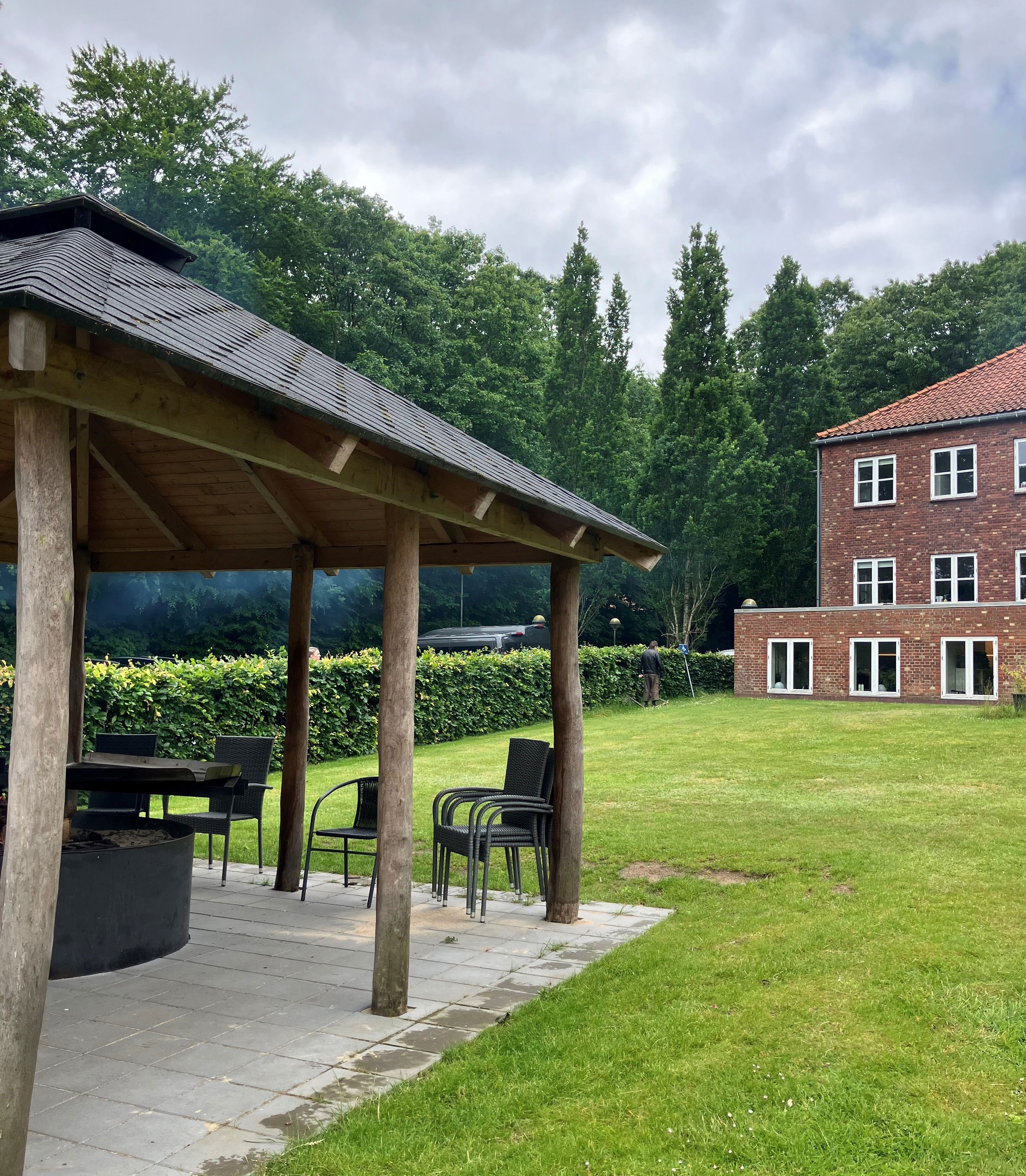 Blåplads med havestole omkring