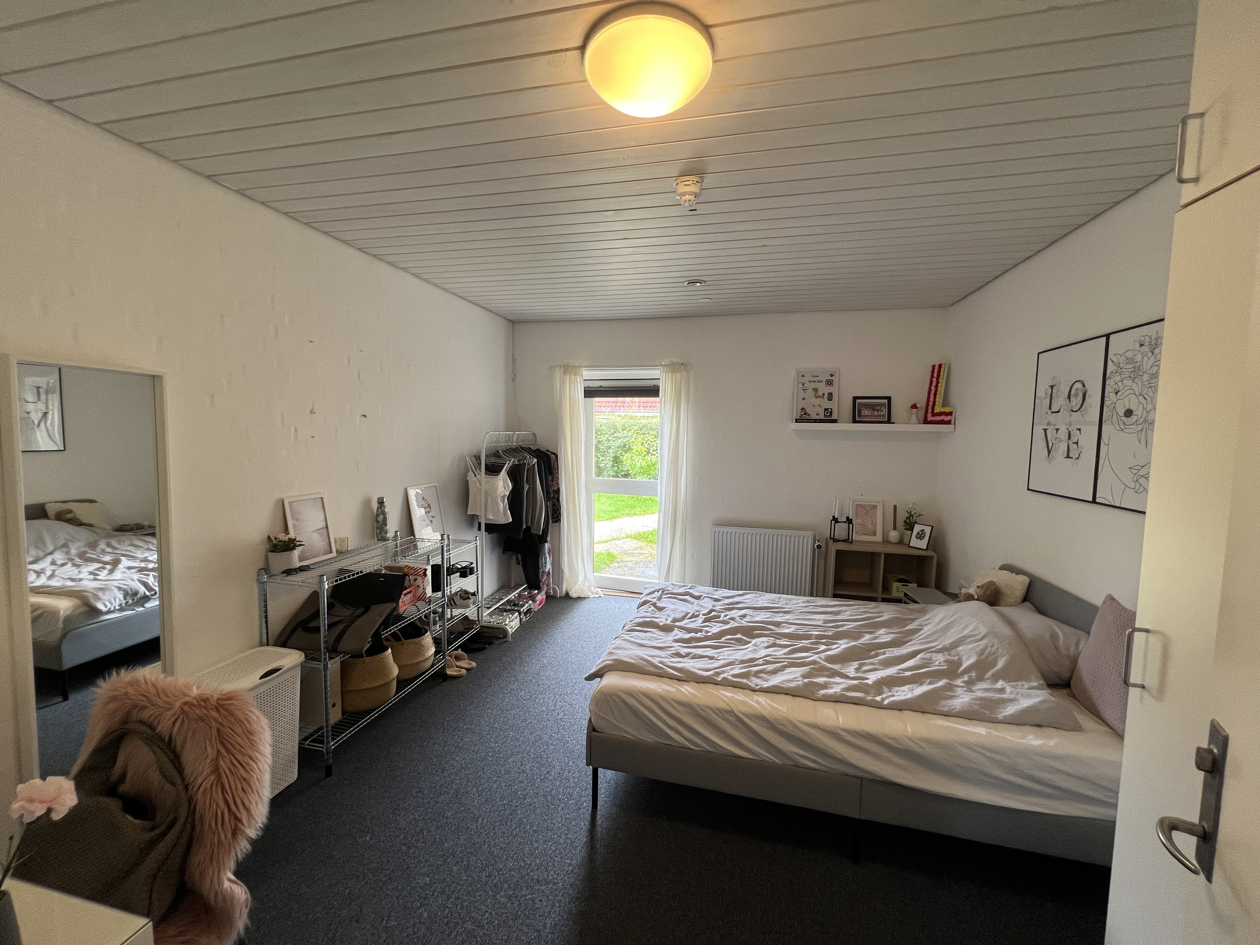 Vokseværket Værelse med dobbeltseng, reoler og stort spejl