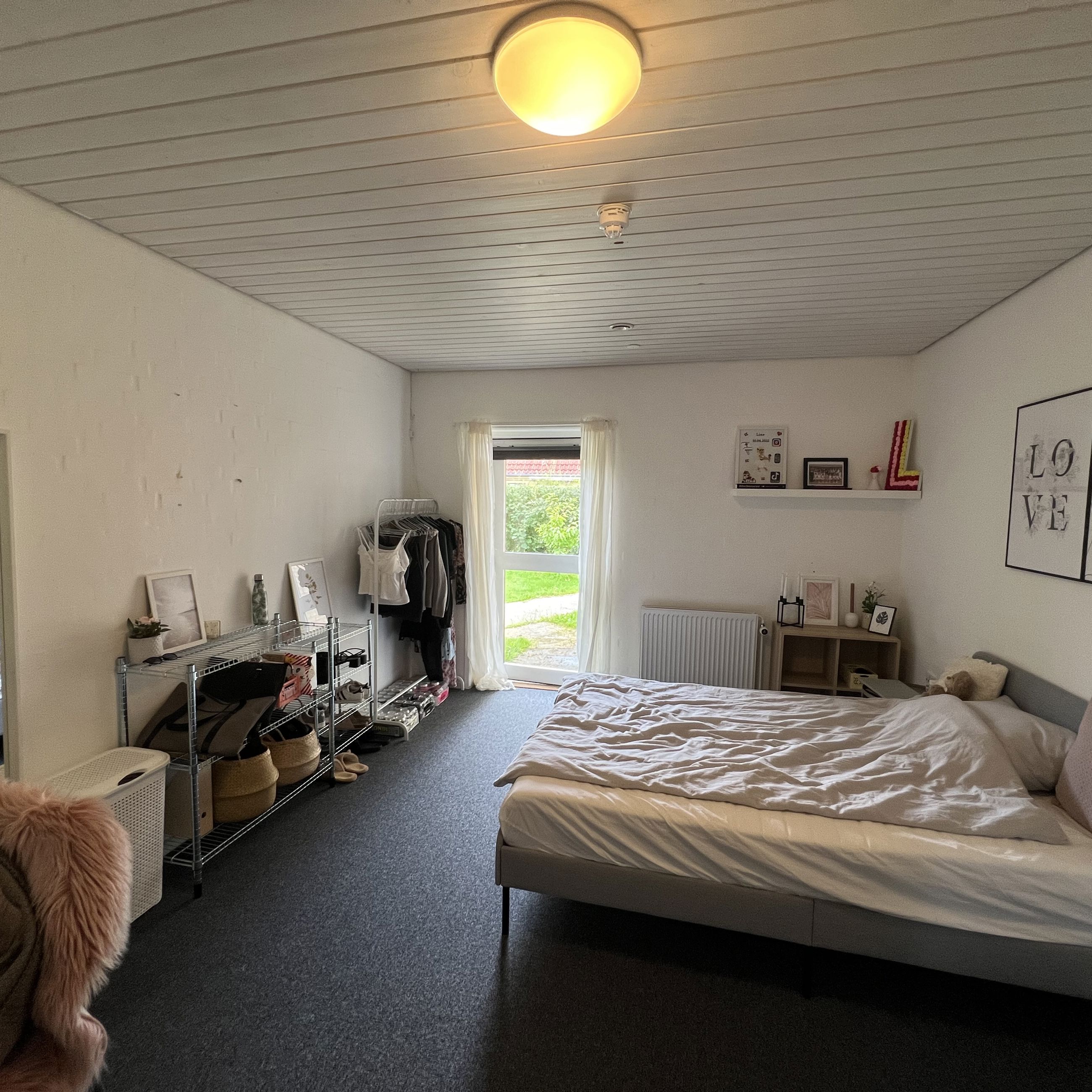 Vokseværket Værelse med dobbeltseng, reoler og stort spejl