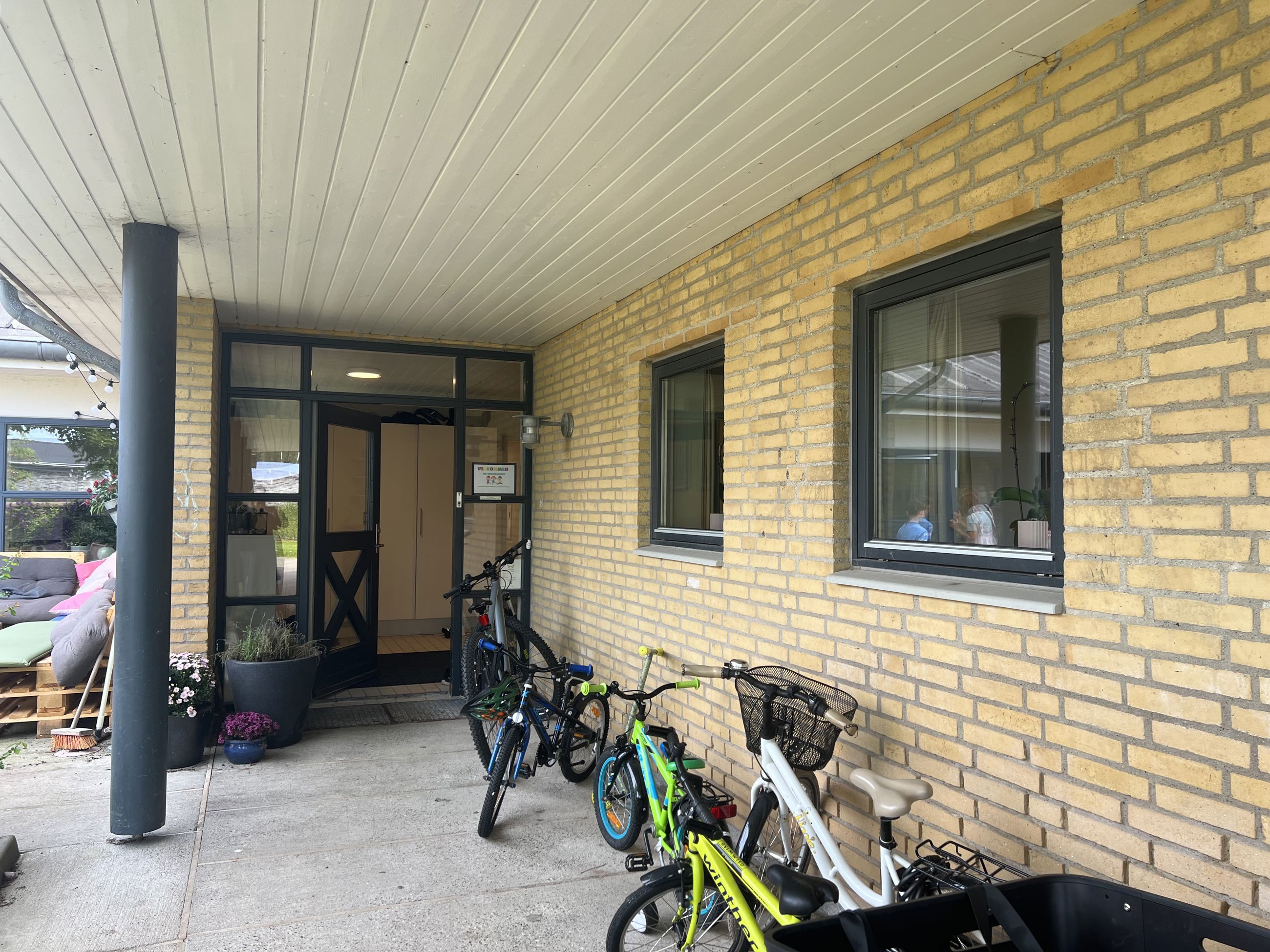 Vokseværket Indgang med mange cykler foran