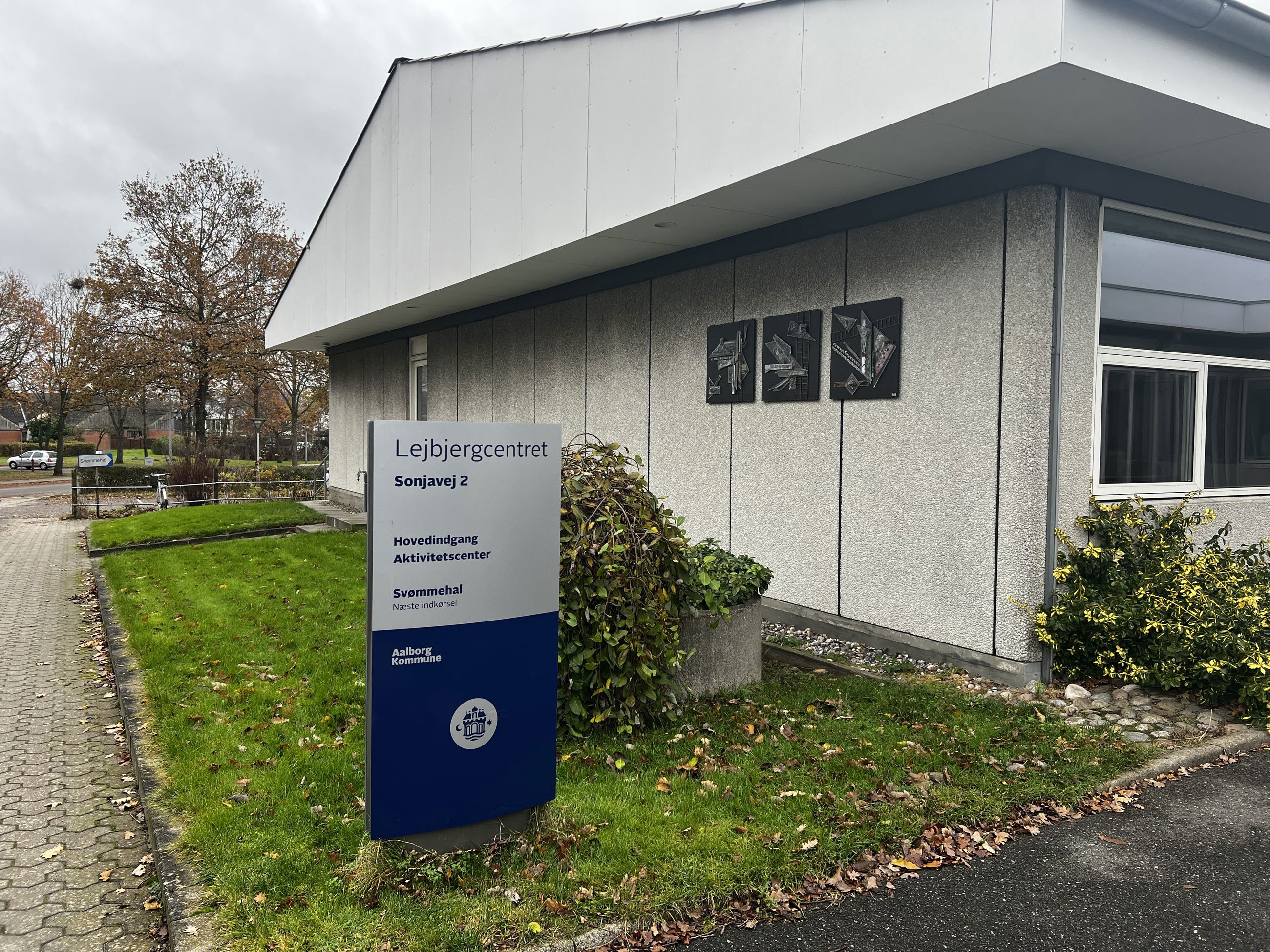 Skilt med teksten "Lejbjergcentret" på foran en bygning