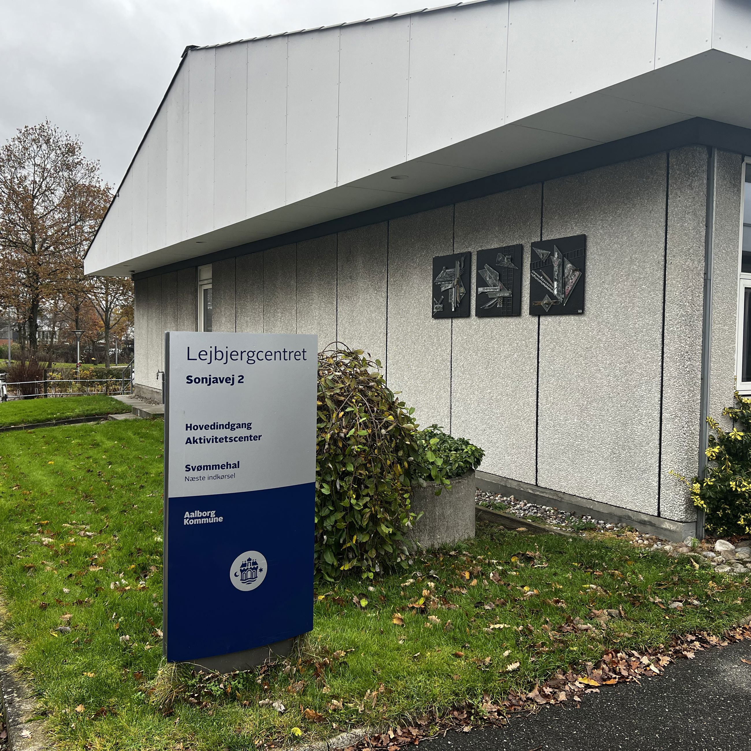 Skilt med teksten "Lejbjergcentret" på foran en bygning