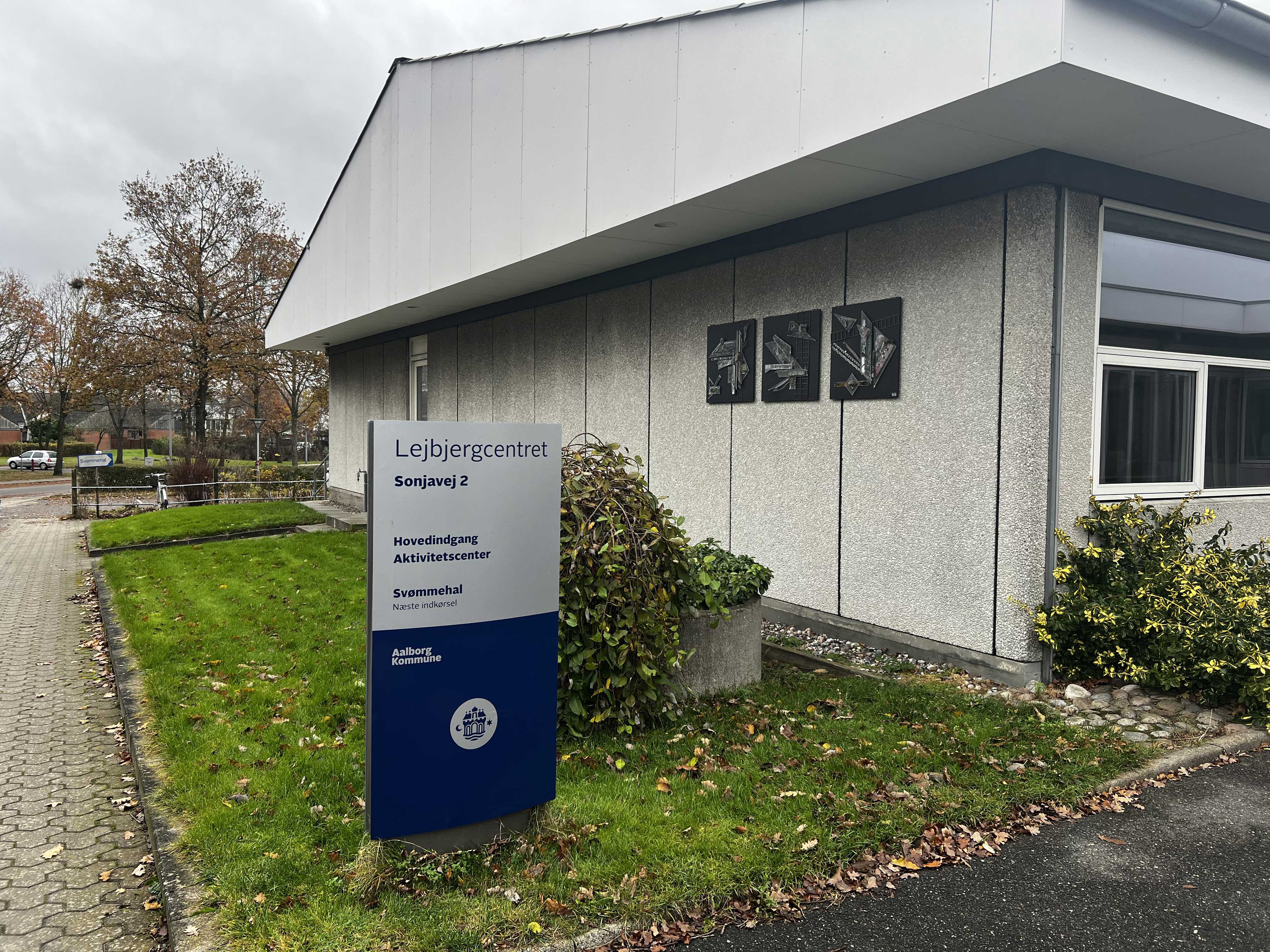 Skilt med teksten "Lejbjergcentret" på foran en bygning