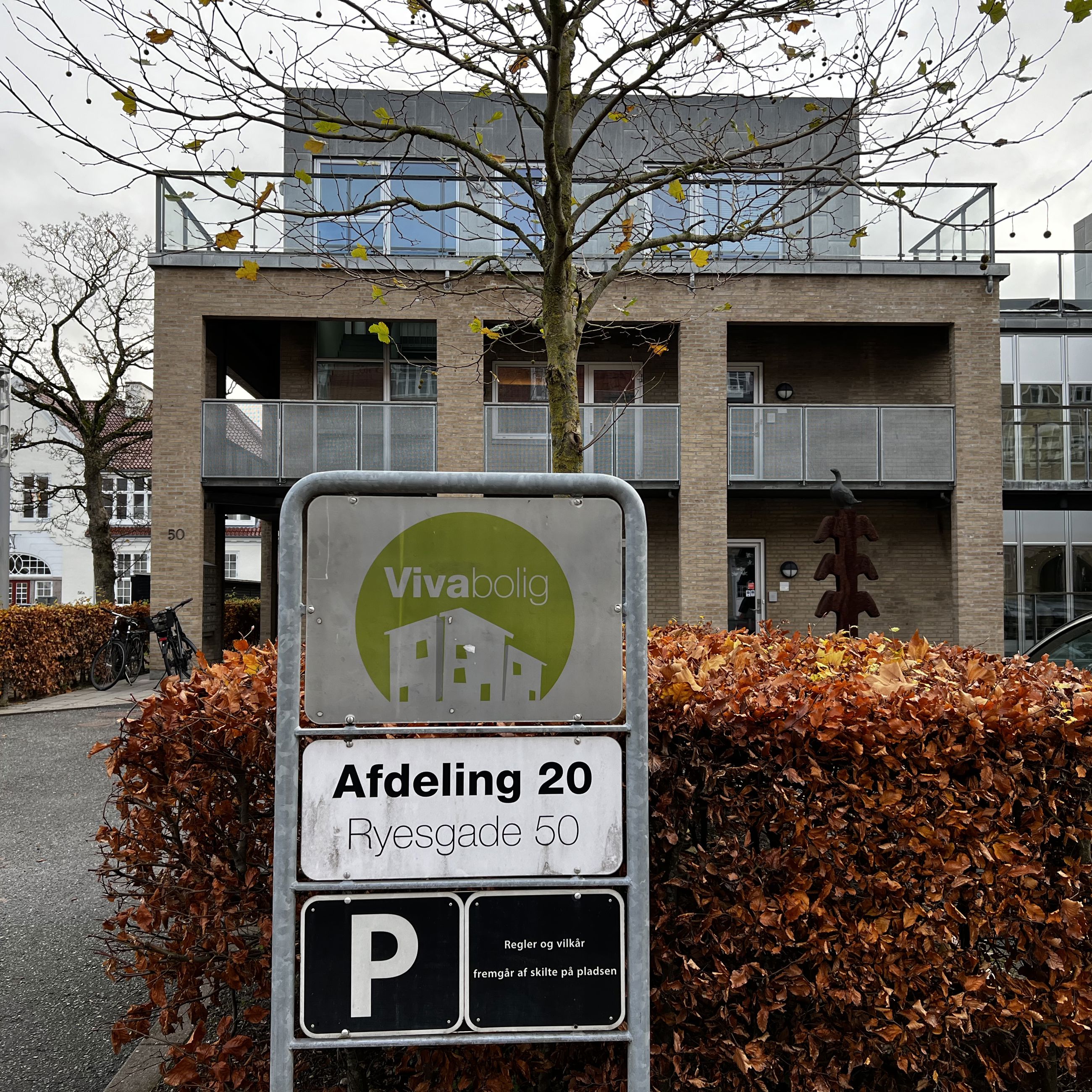 Skilt hvor der står ryesgade 50, vivabolig og P