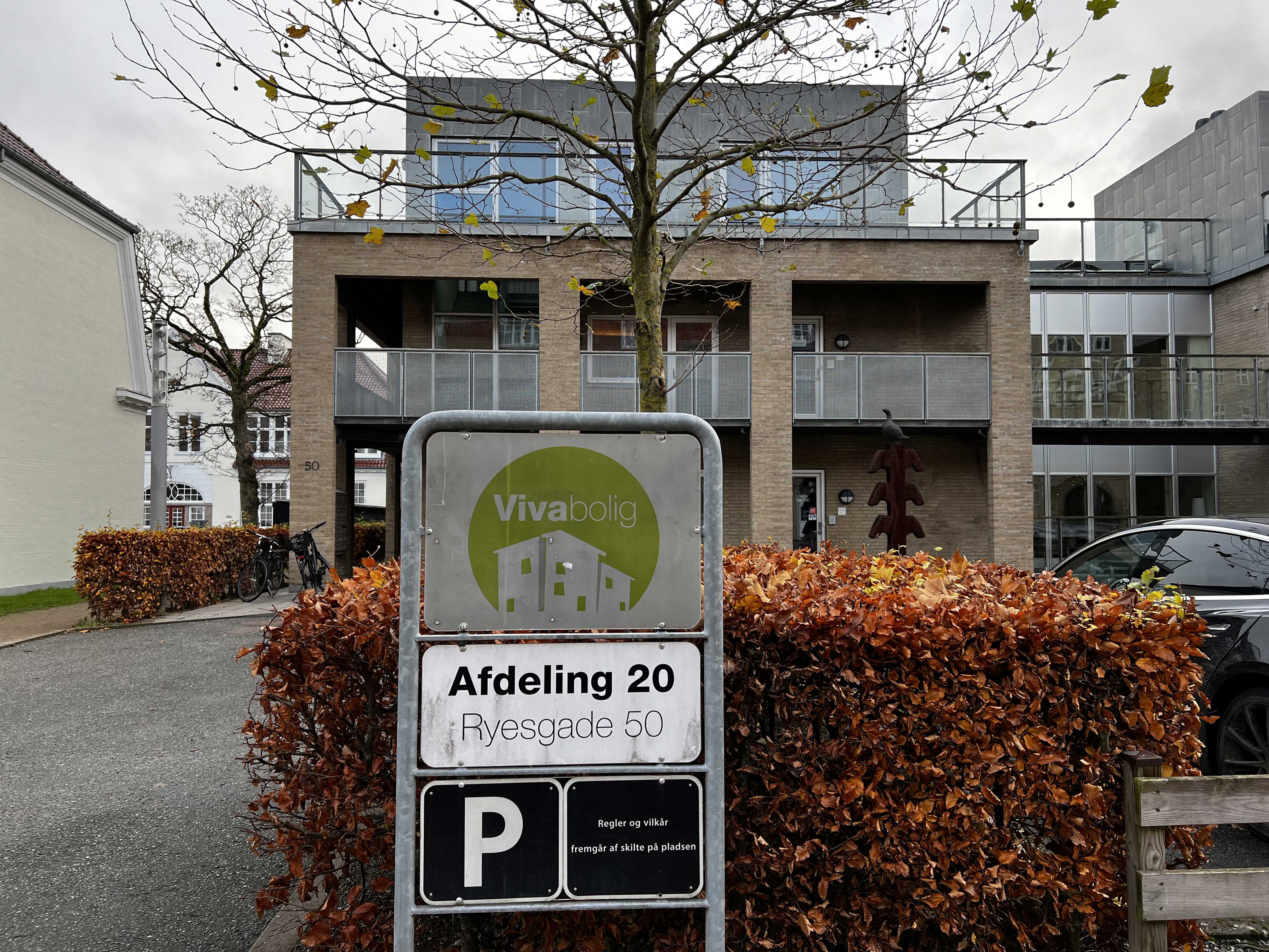 Skilt hvor der står ryesgade 50, vivabolig og P