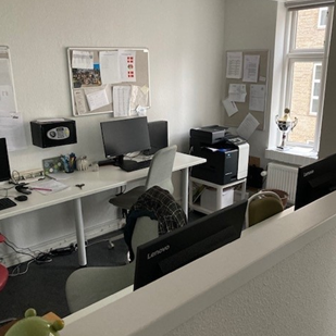 Poul Paghs Gade Kontor med skriveborg og pc