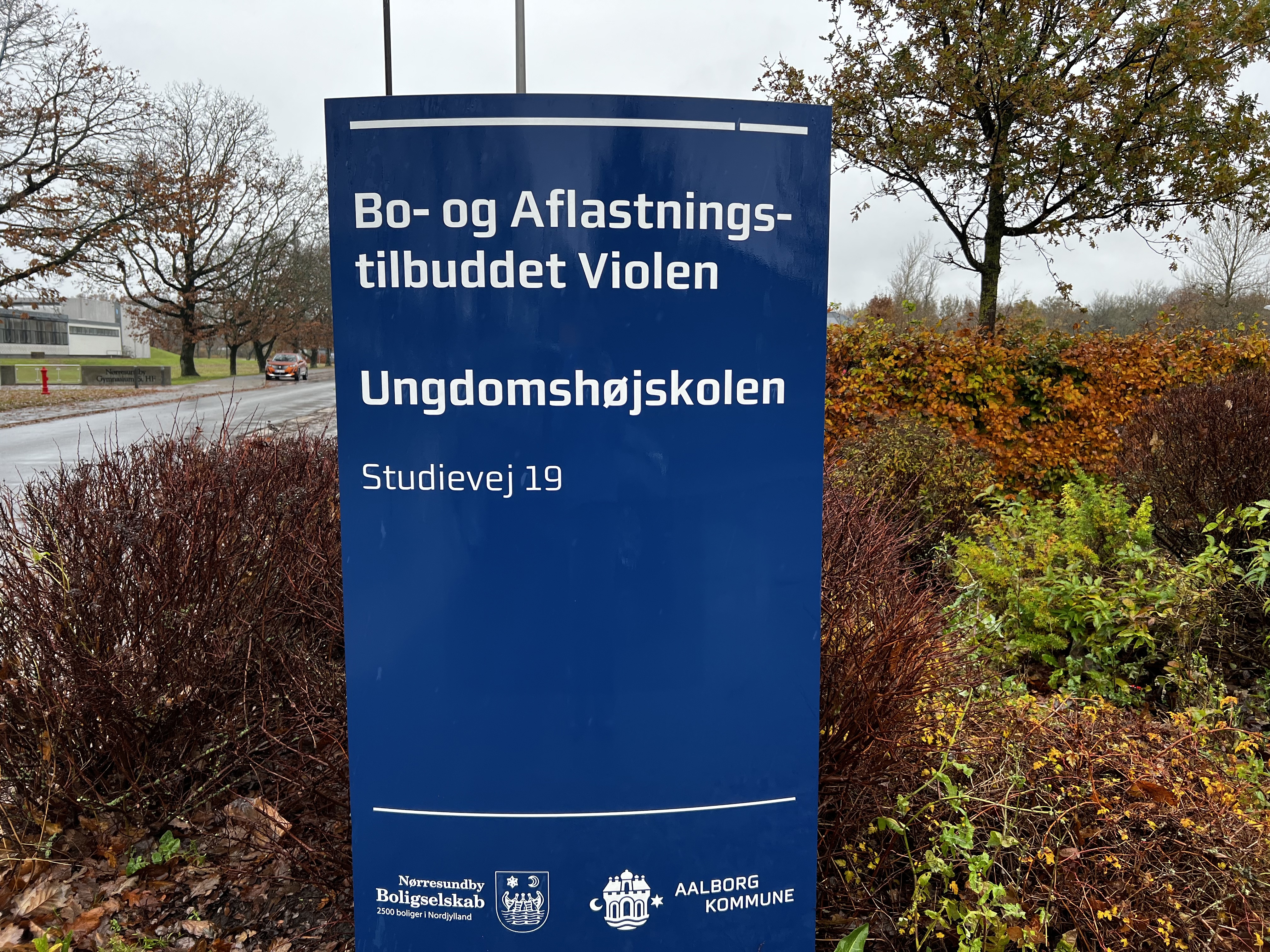 Skilt med Ungdomshøjskolen