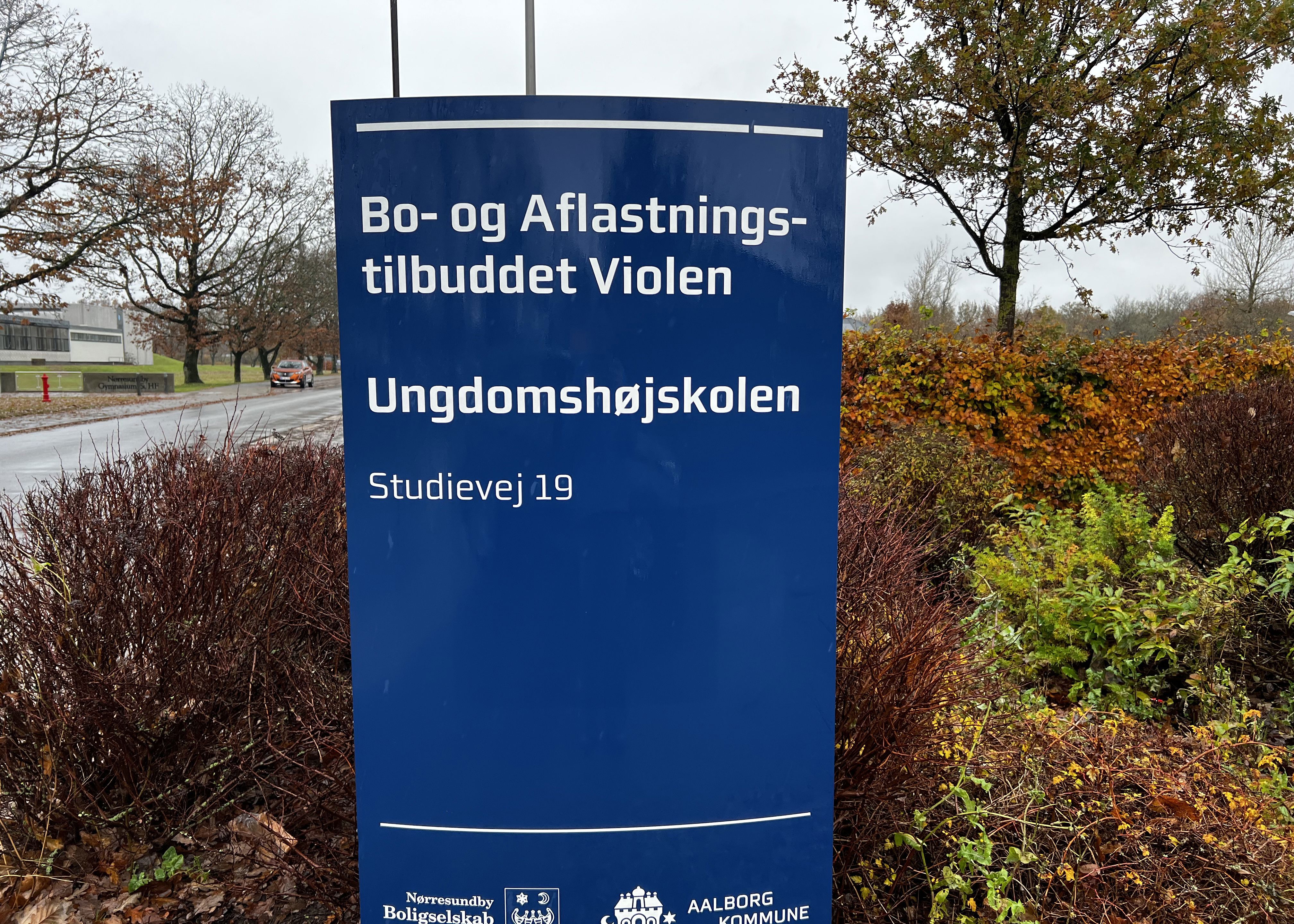 Skilt med Ungdomshøjskolen