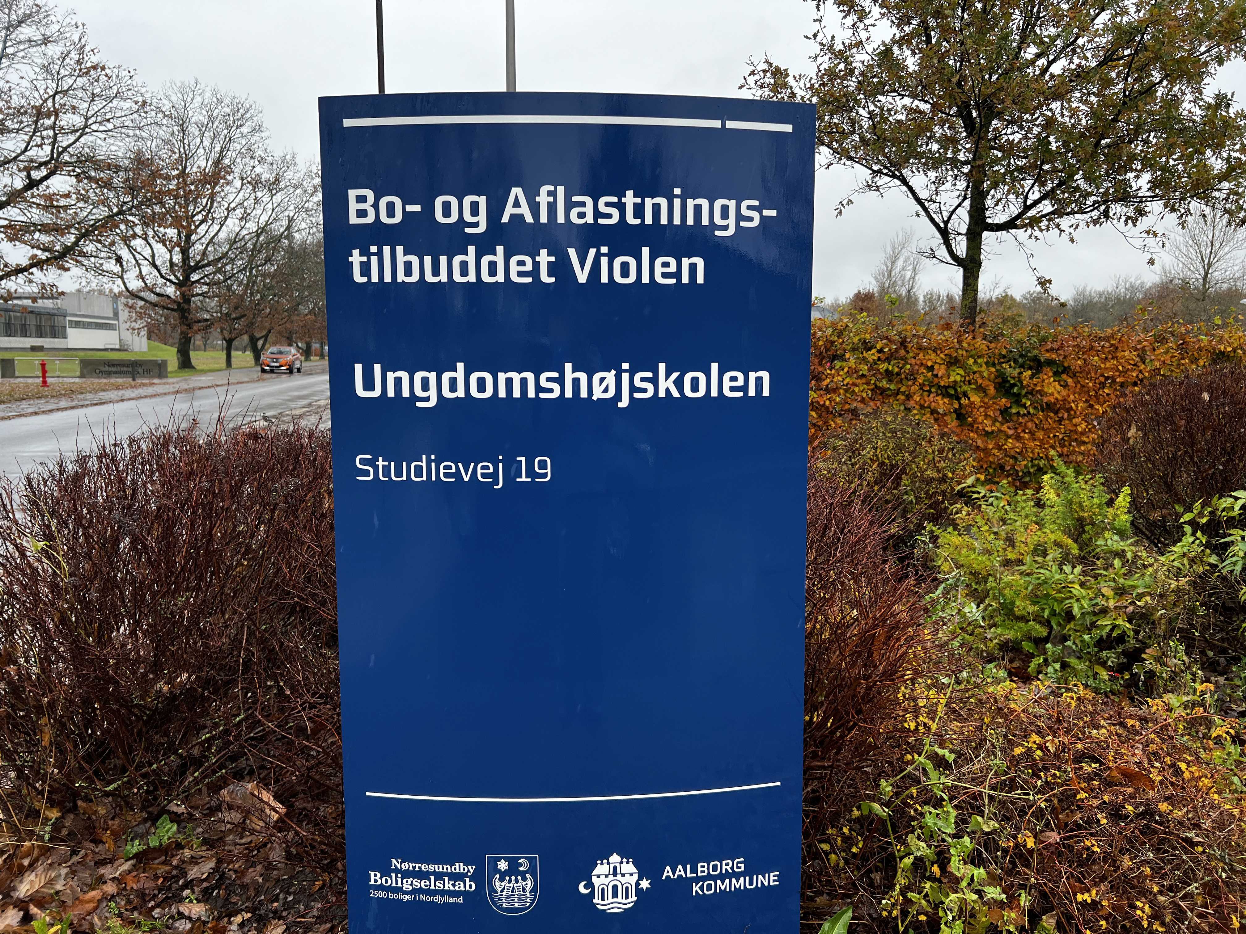 Skilt med Ungdomshøjskolen