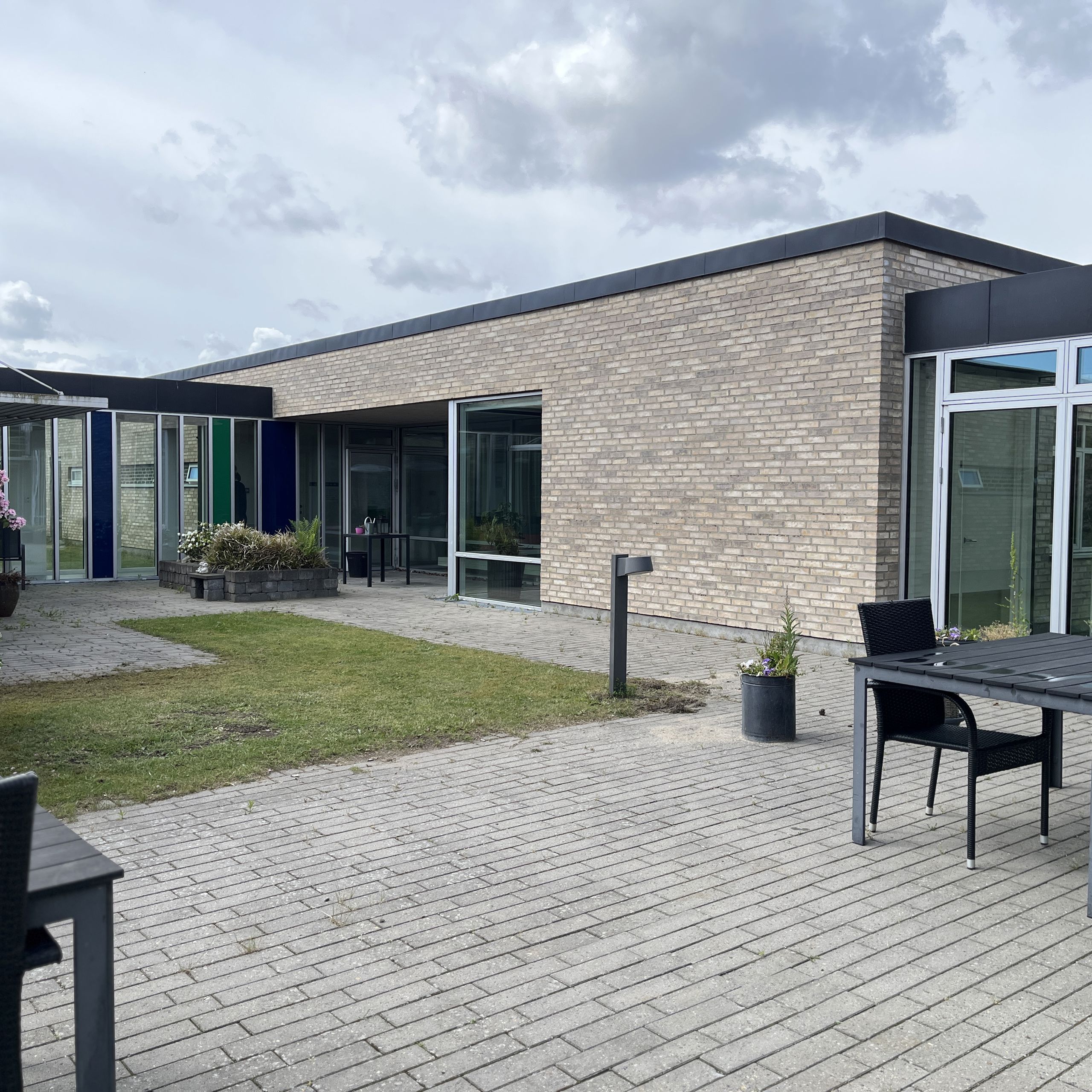 Violens Gårdhave Set Fra En Anden Vinkel Mod Huset