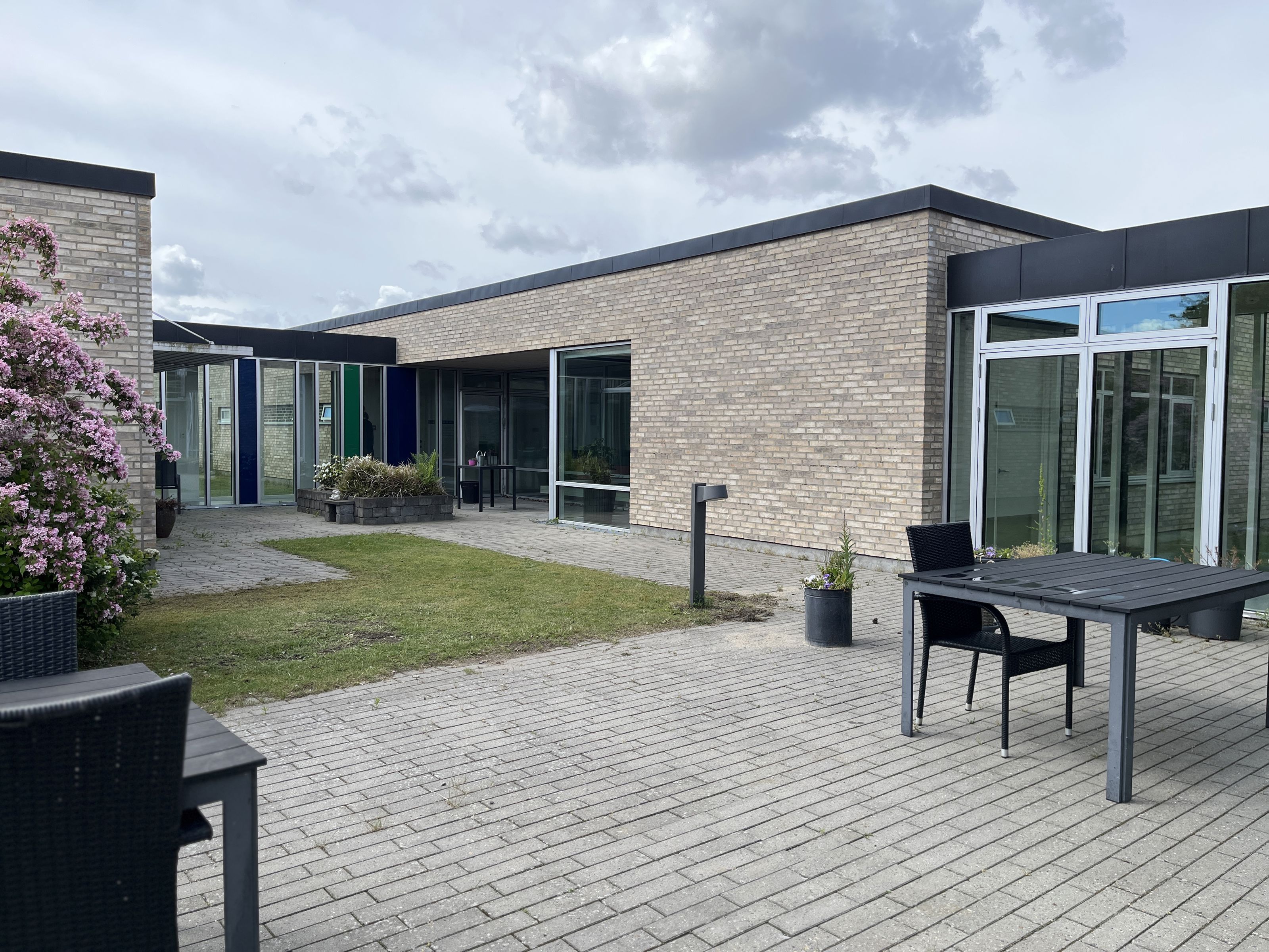 Violens Gårdhave Set Fra En Anden Vinkel Mod Huset