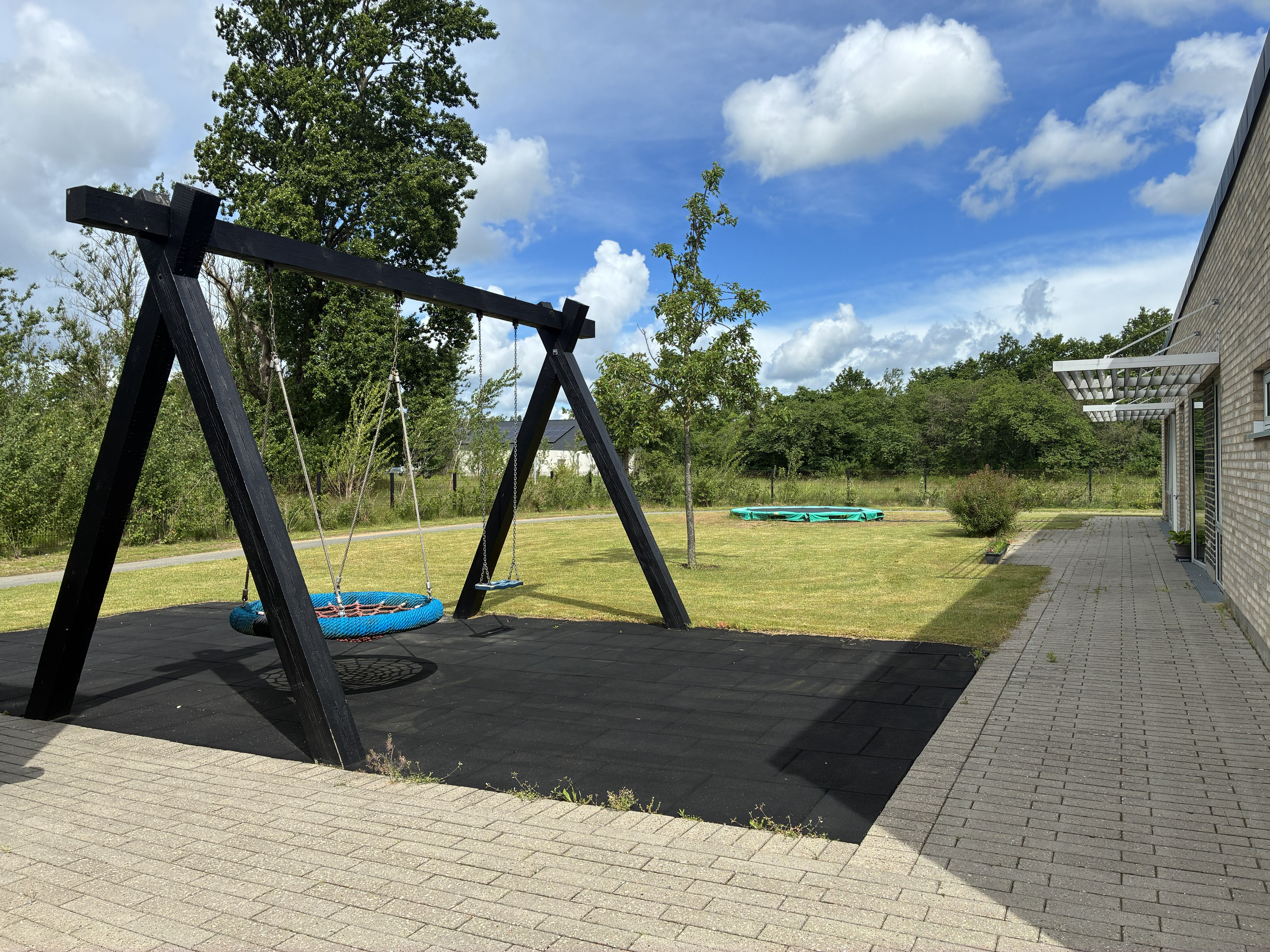 Violens Legeplads Med Gyngestativ Og Trampolin