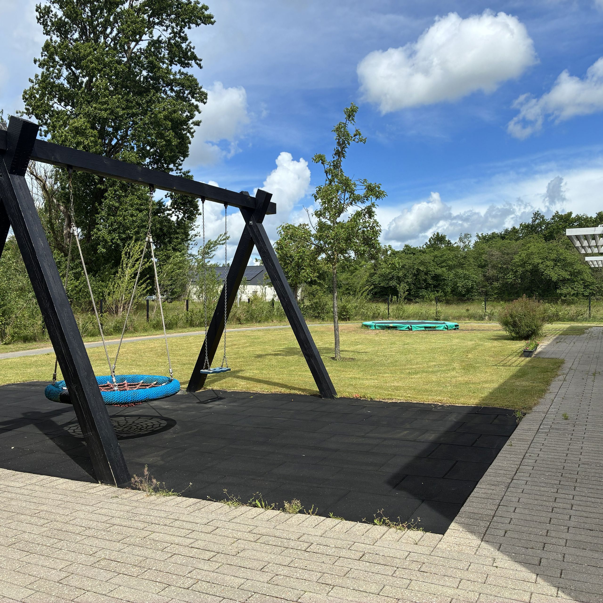 Violens Legeplads Med Gyngestativ Og Trampolin