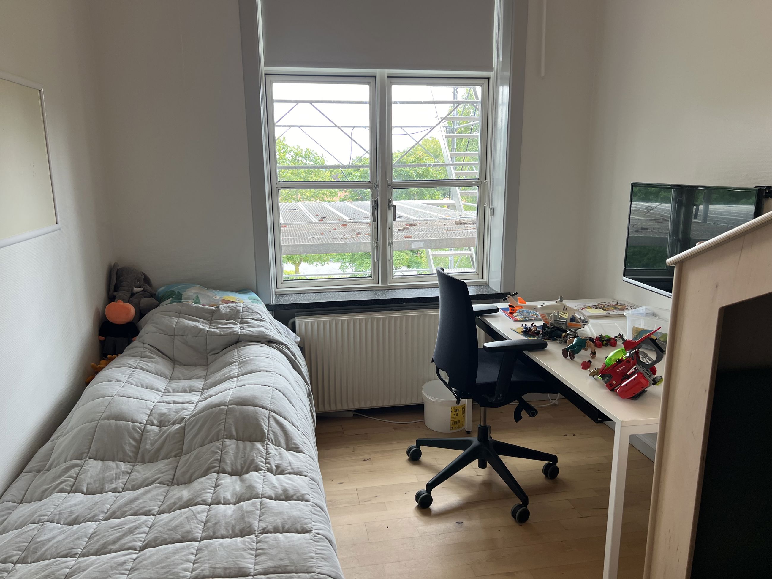 Nøddehuset - et værelse med seng, bord og stol og legetøj