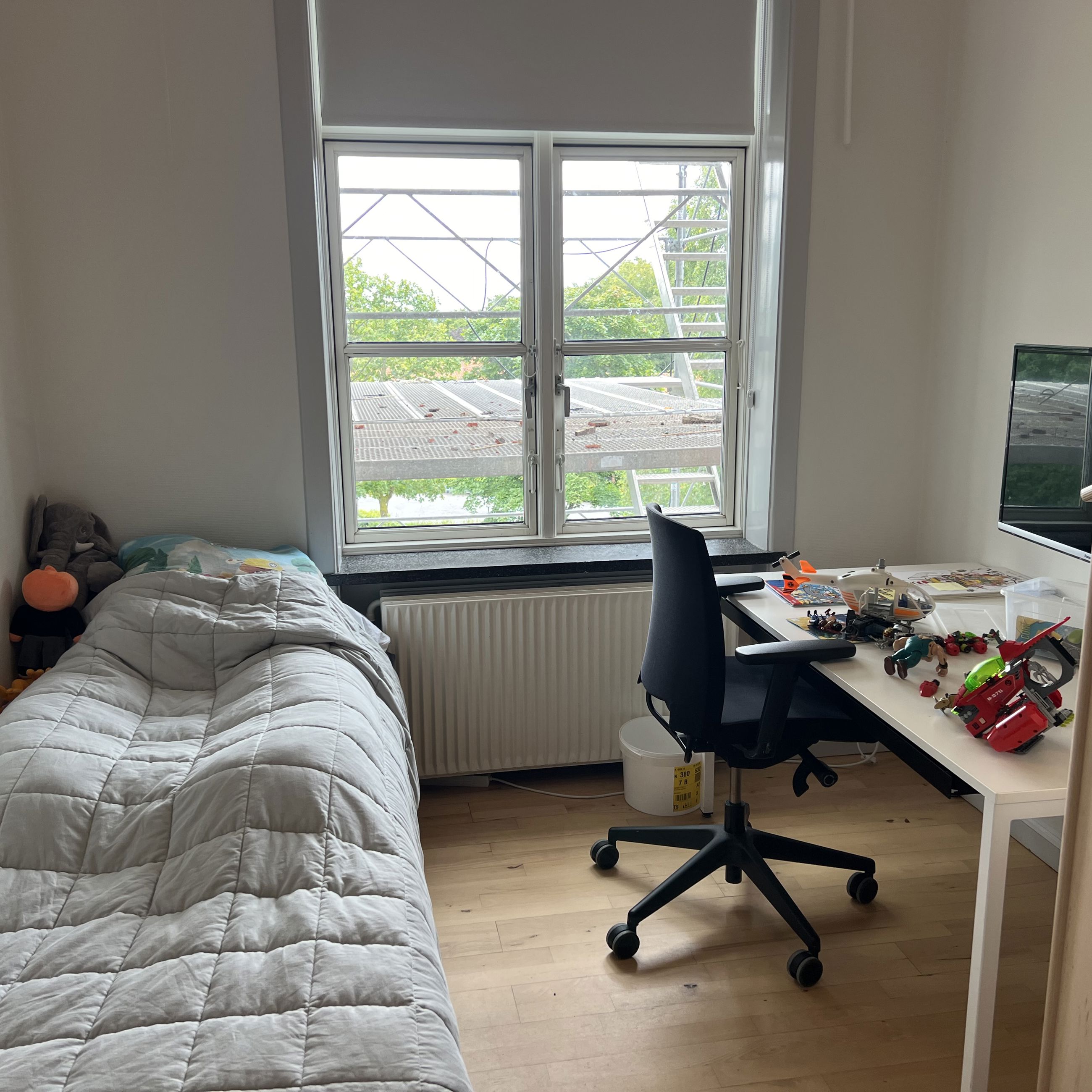 Nøddehuset - et værelse med seng, bord og stol og legetøj