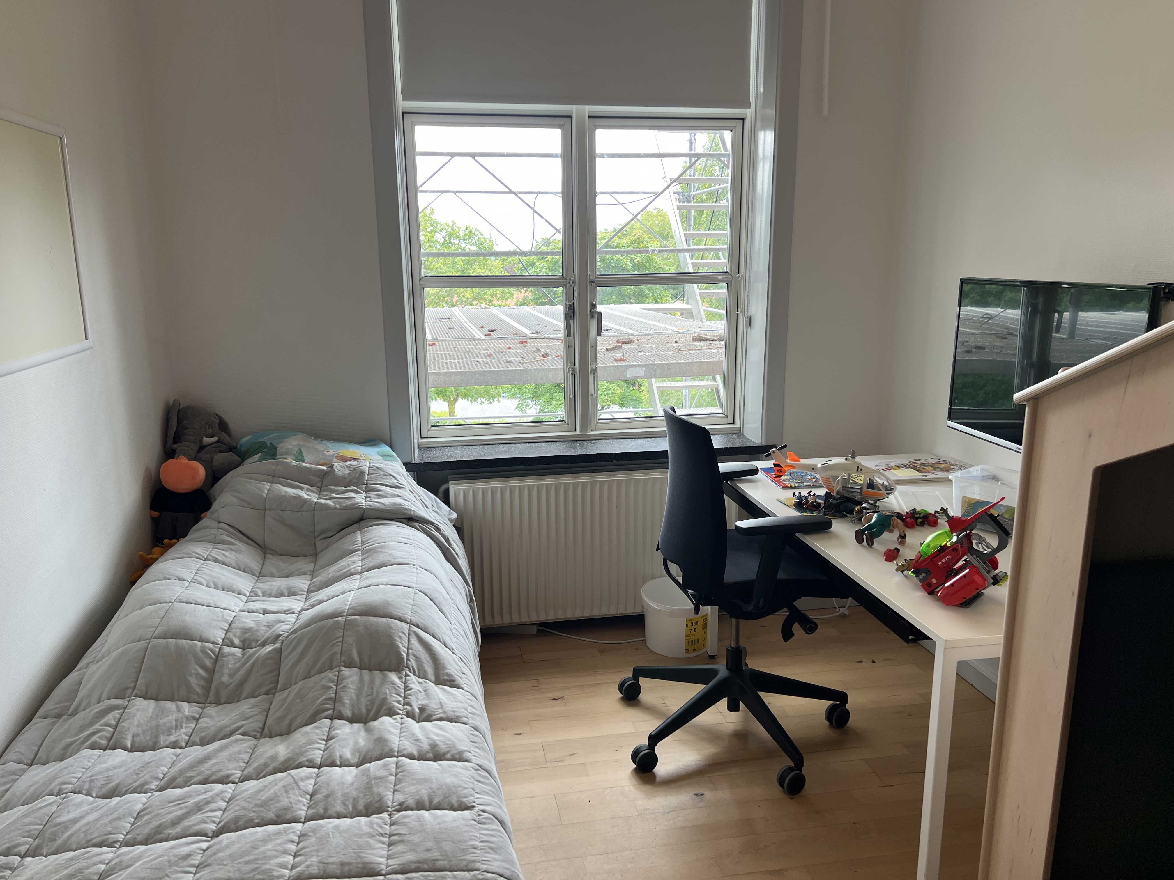 Nøddehuset - et værelse med seng, bord og stol og legetøj