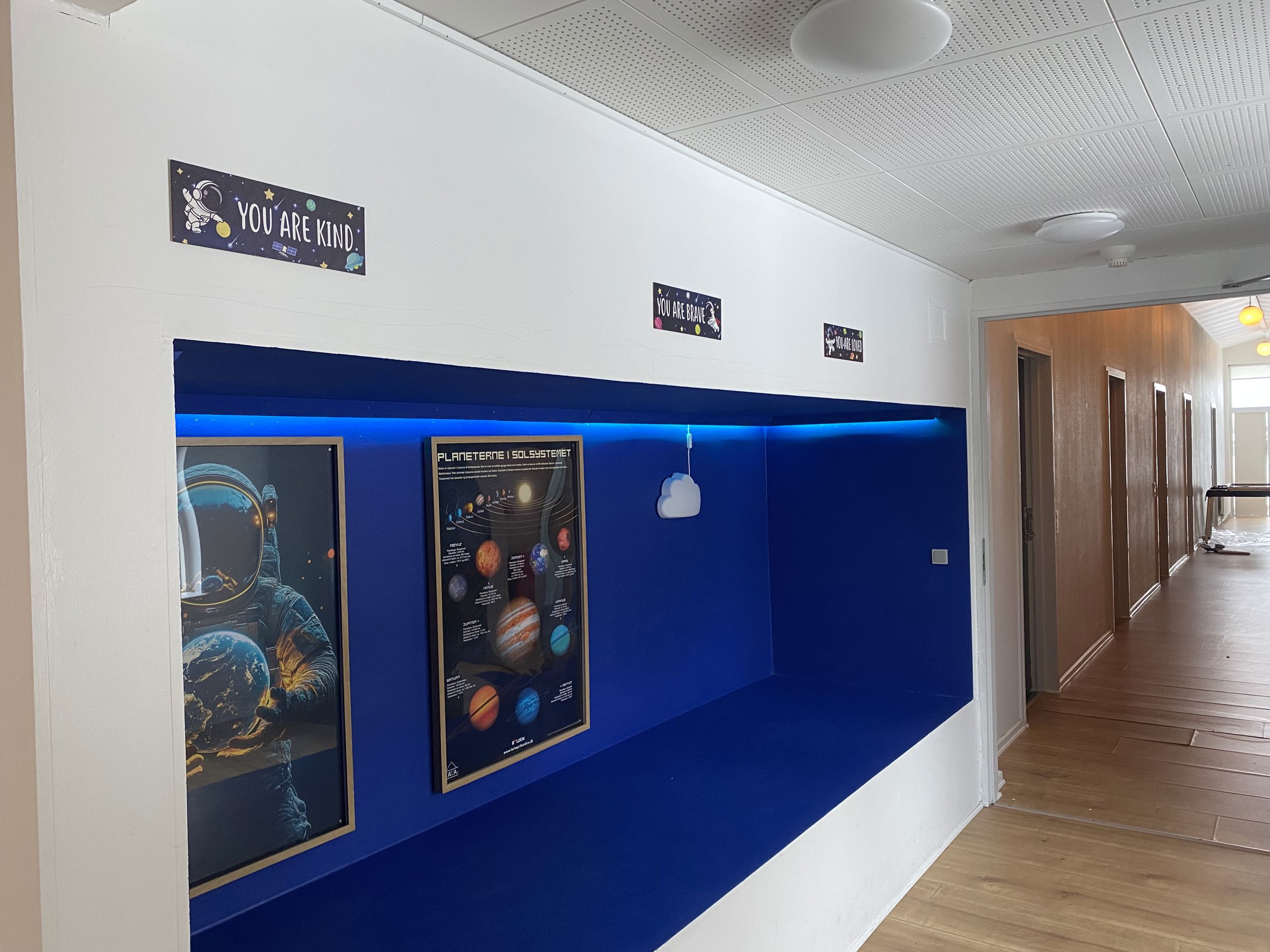 Lang gang med koboltblå sofa