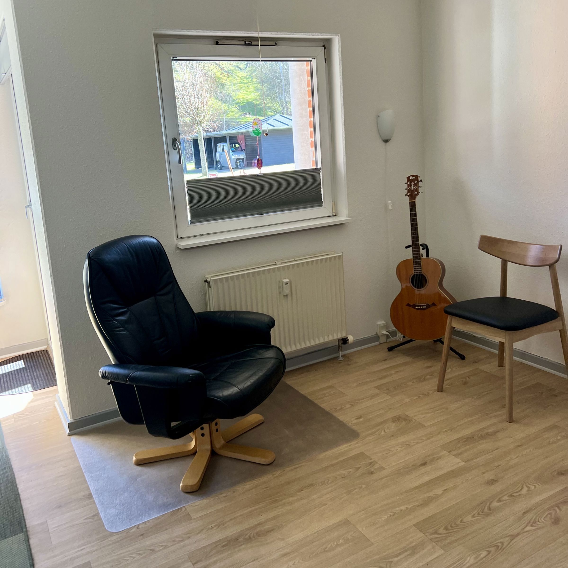 Lindholm Søpark stue med guitar