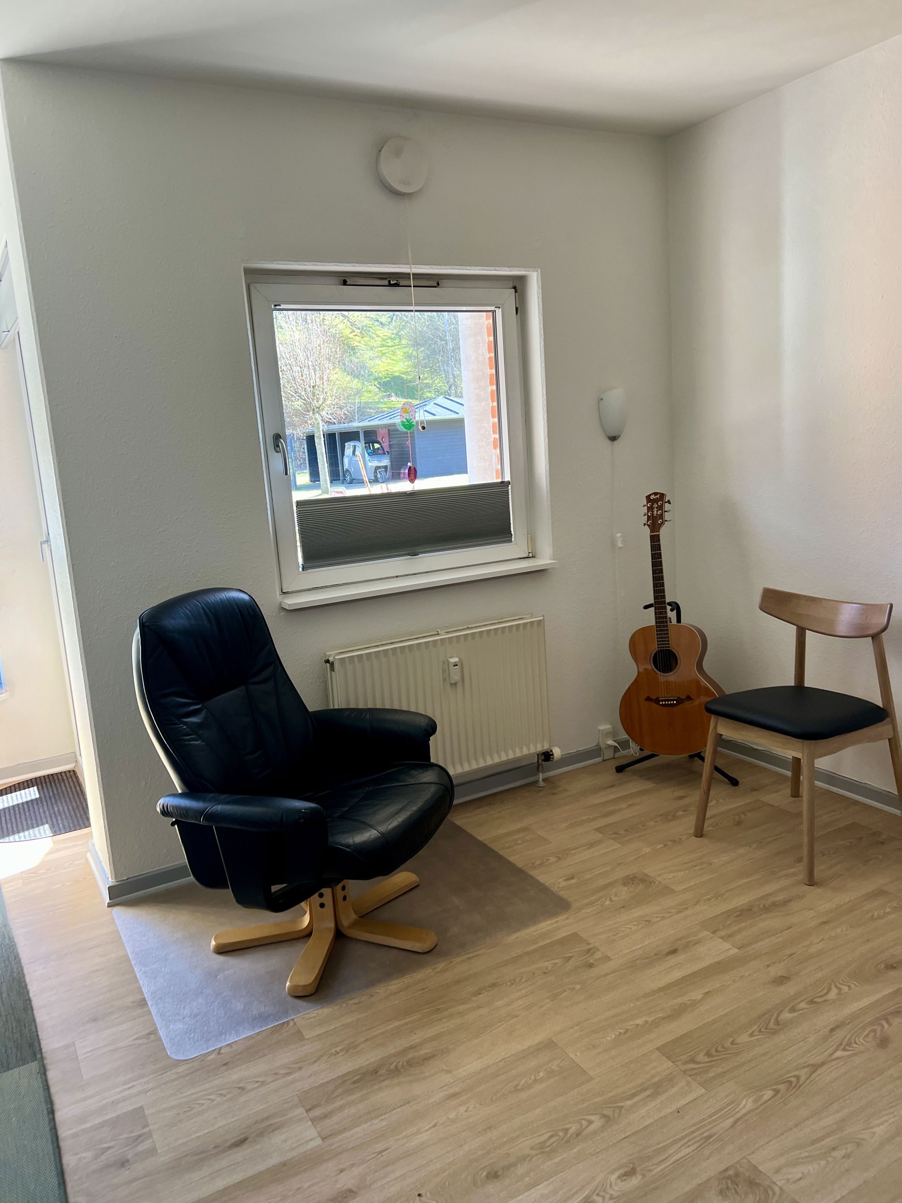 Lindholm Søpark stue med guitar