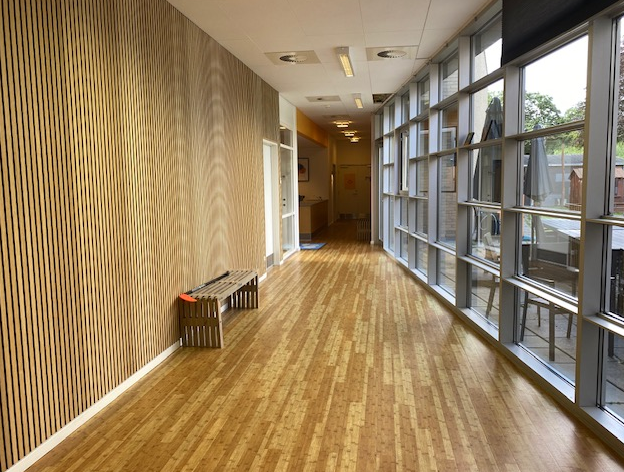 Vesterlund, lang gang med vinduer på højre side