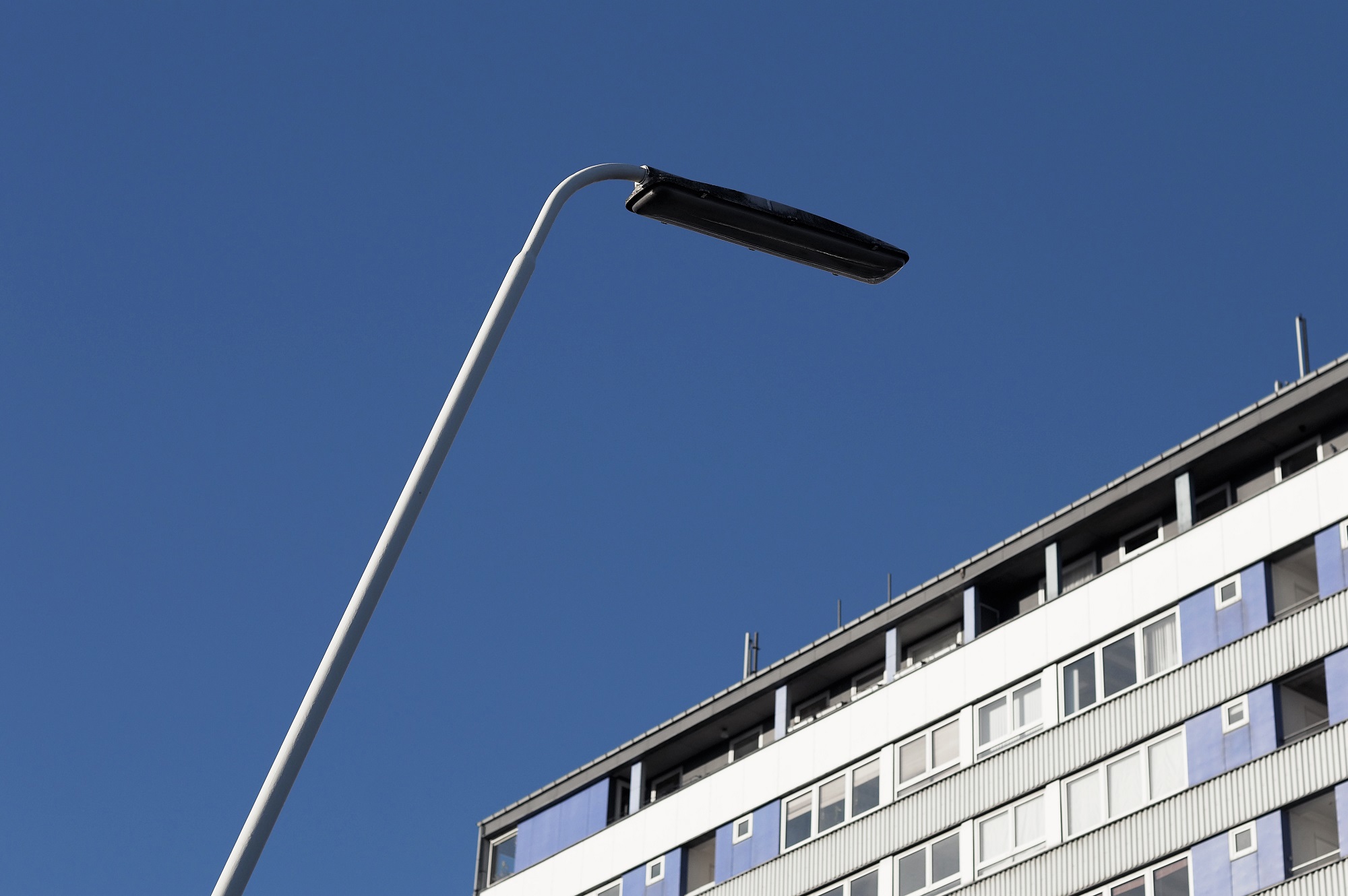 Blå himmel og toppen af en bygning