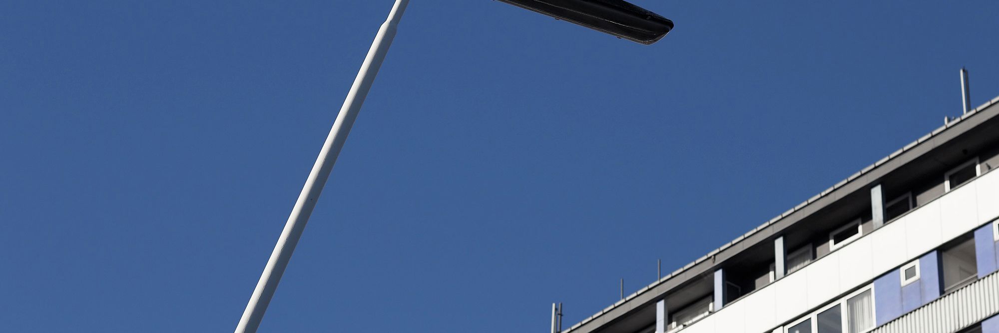 Blå himmel og toppen af en bygning