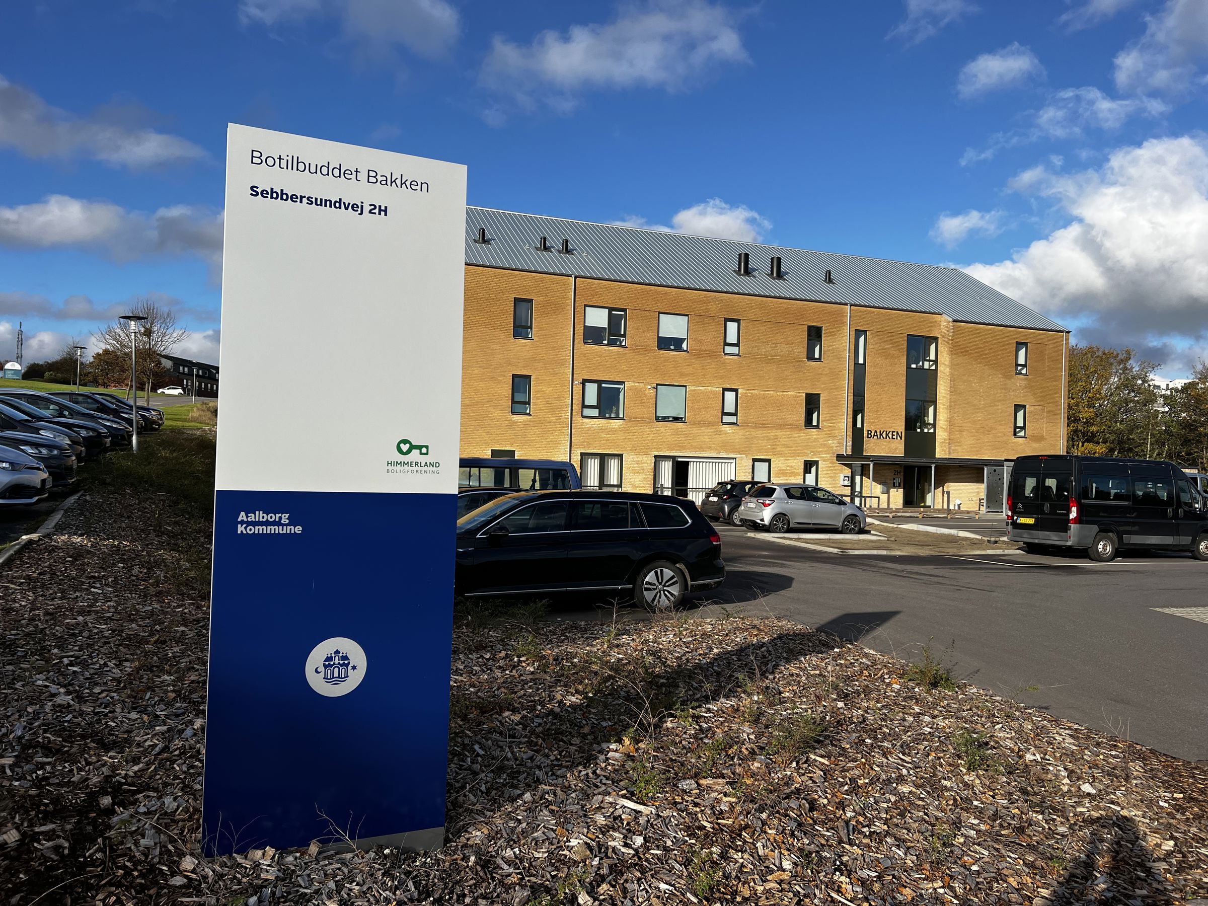 Bakken udefra med et skilt med navnet