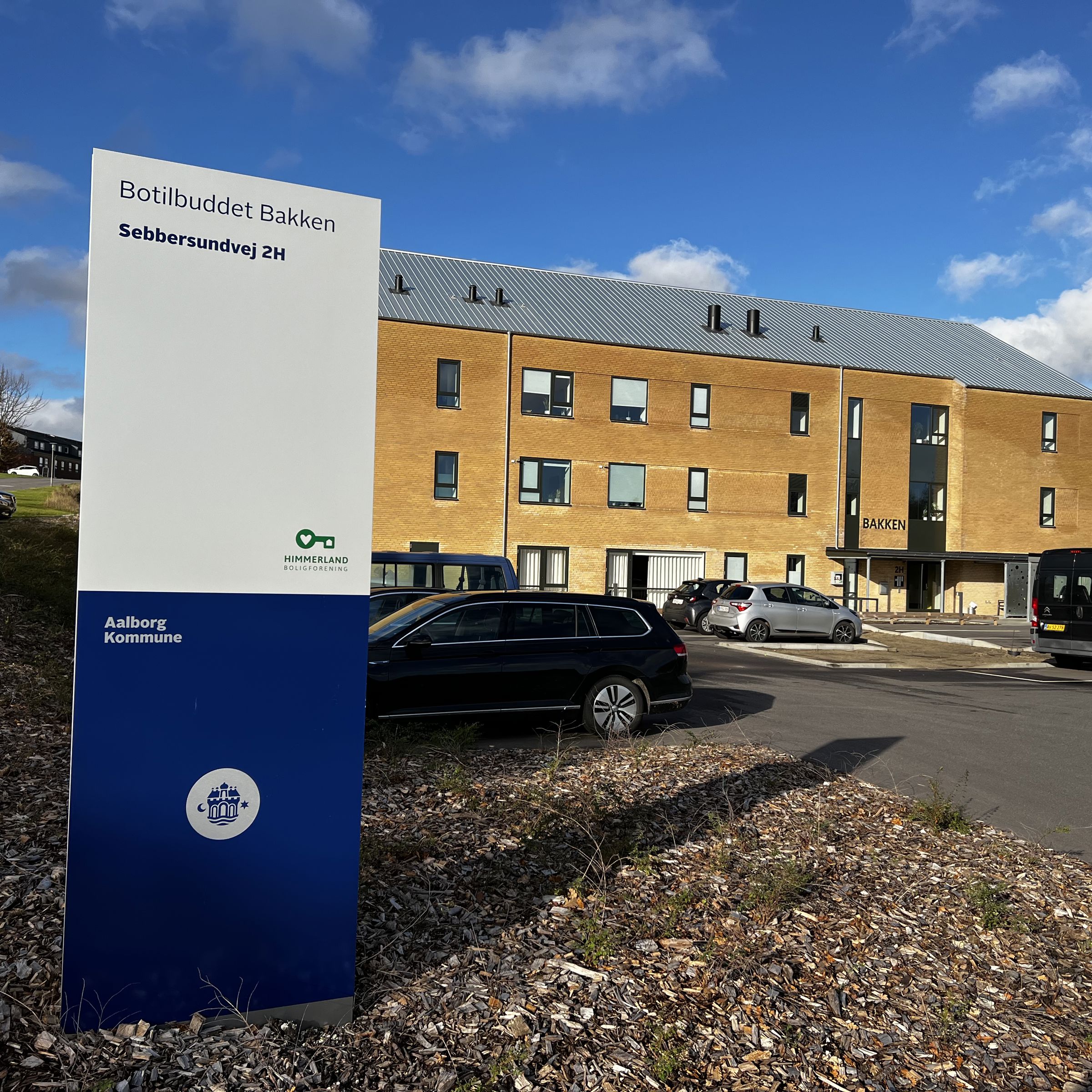 Bakken udefra med et skilt med navnet