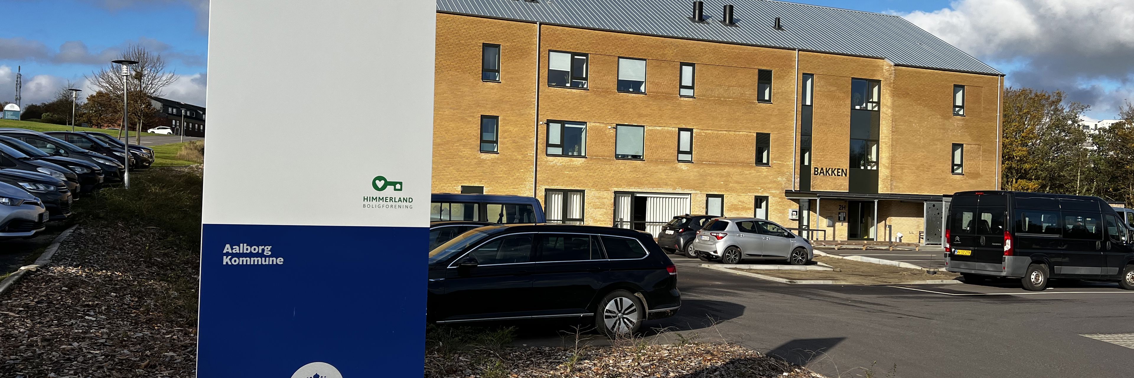 Bakken udefra med et skilt med navnet