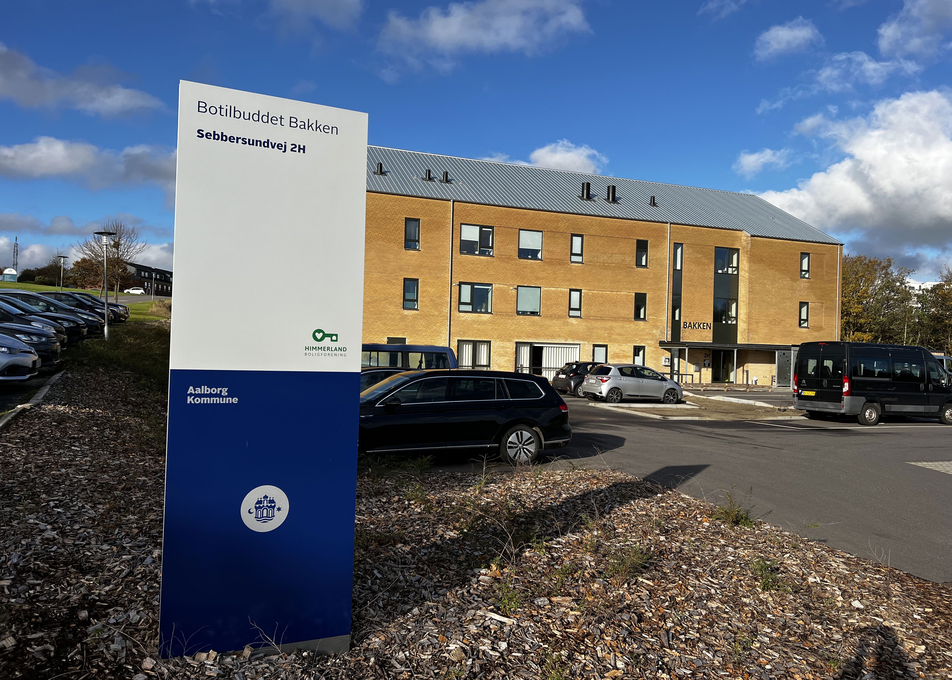 Bakken udefra med et skilt med navnet