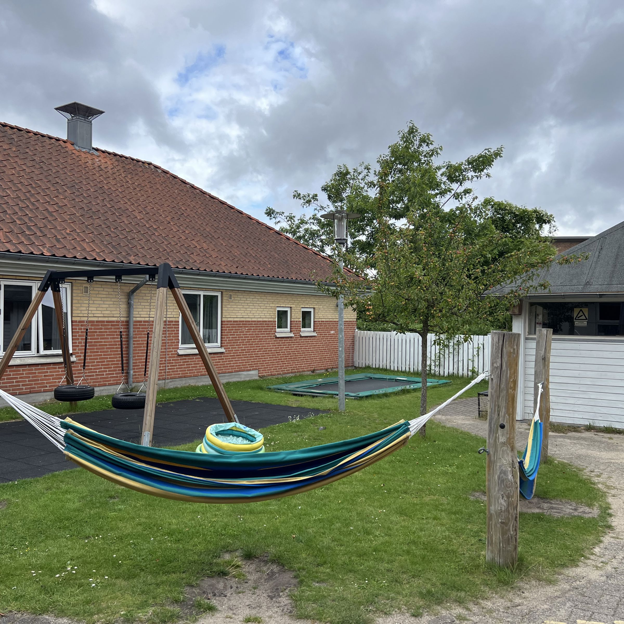 Danahus - legeplads med gynger, trampolin og hængekøje