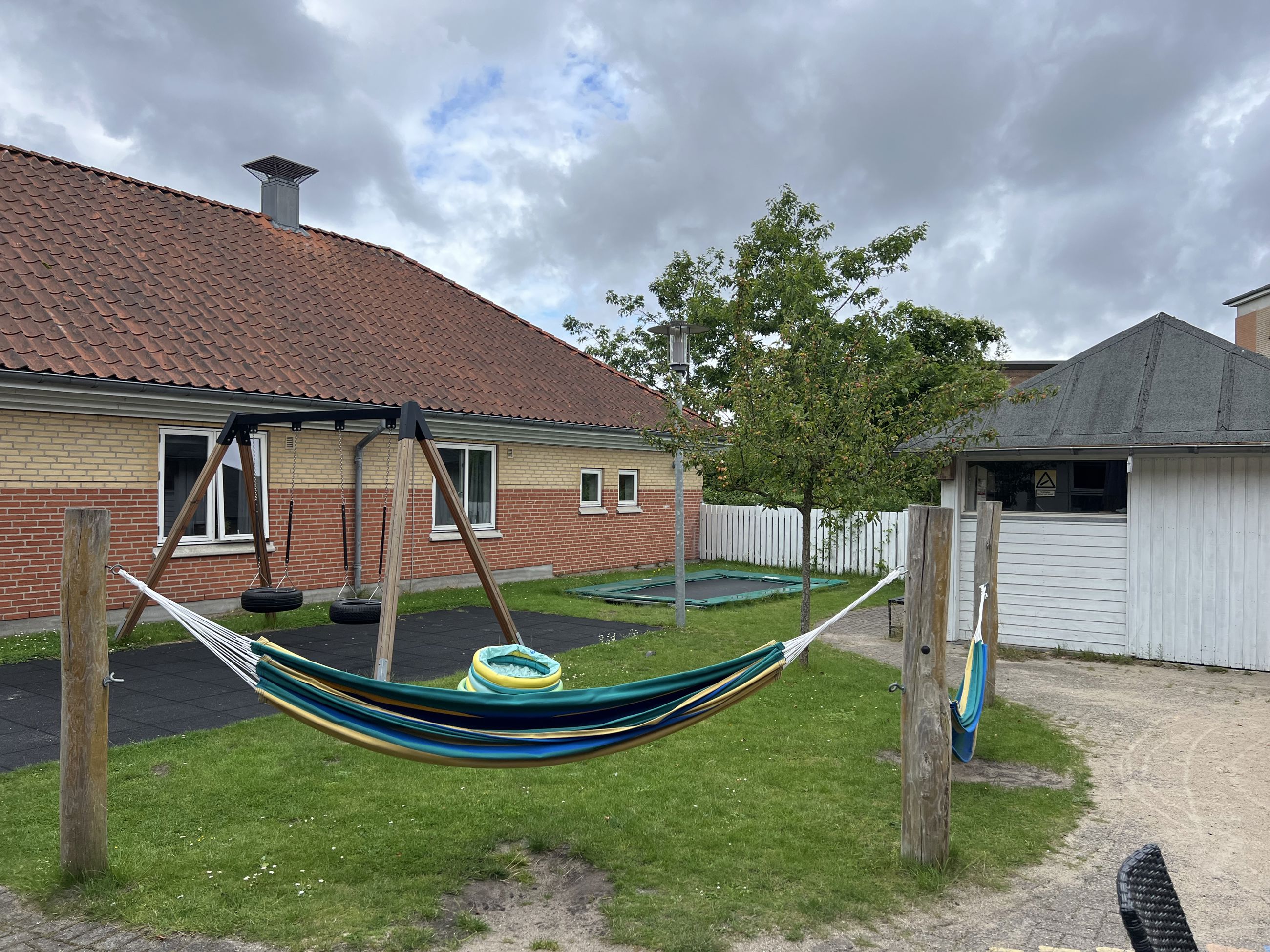 Danahus - legeplads med gynger, trampolin og hængekøje