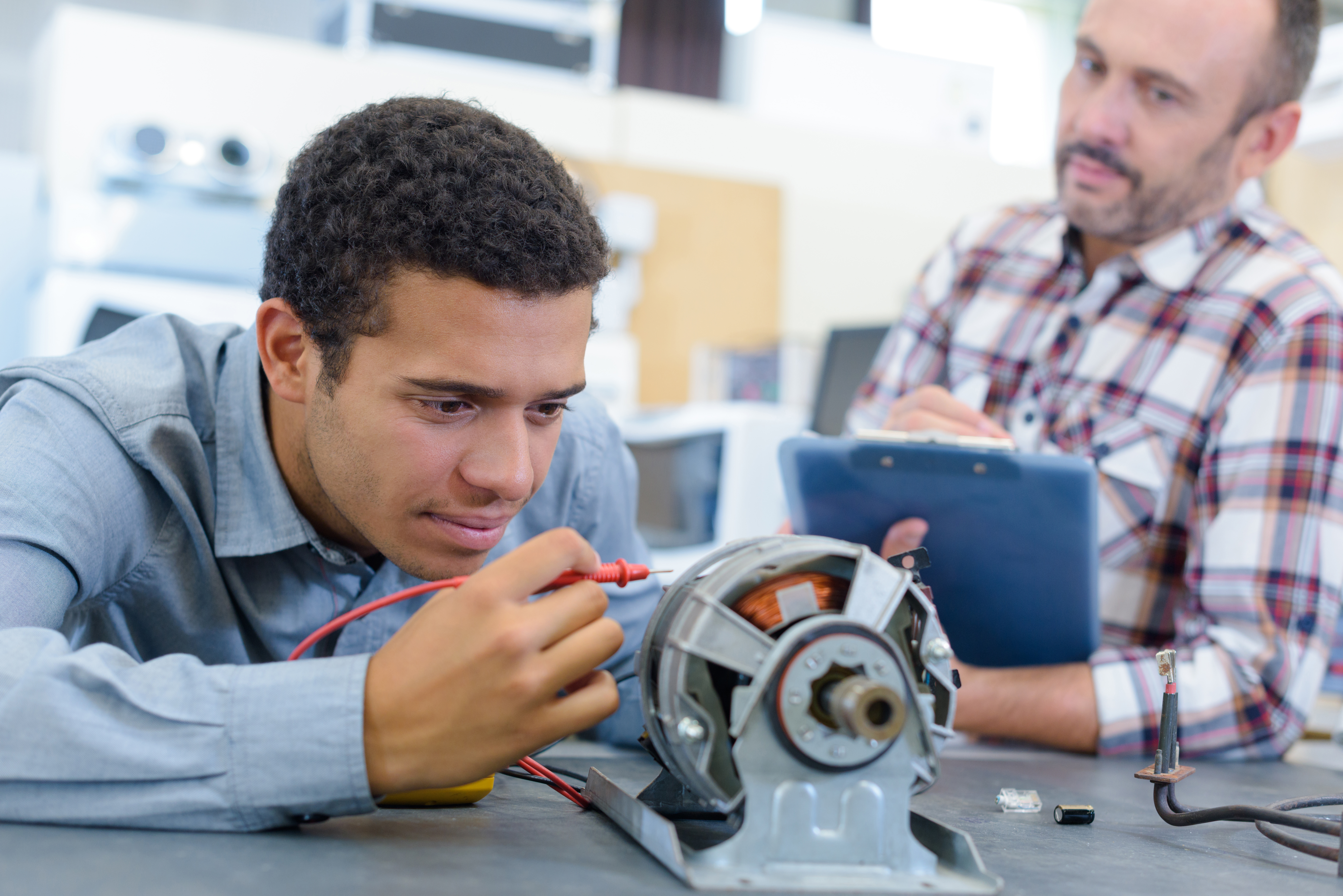 Mand der arbejder med strøm