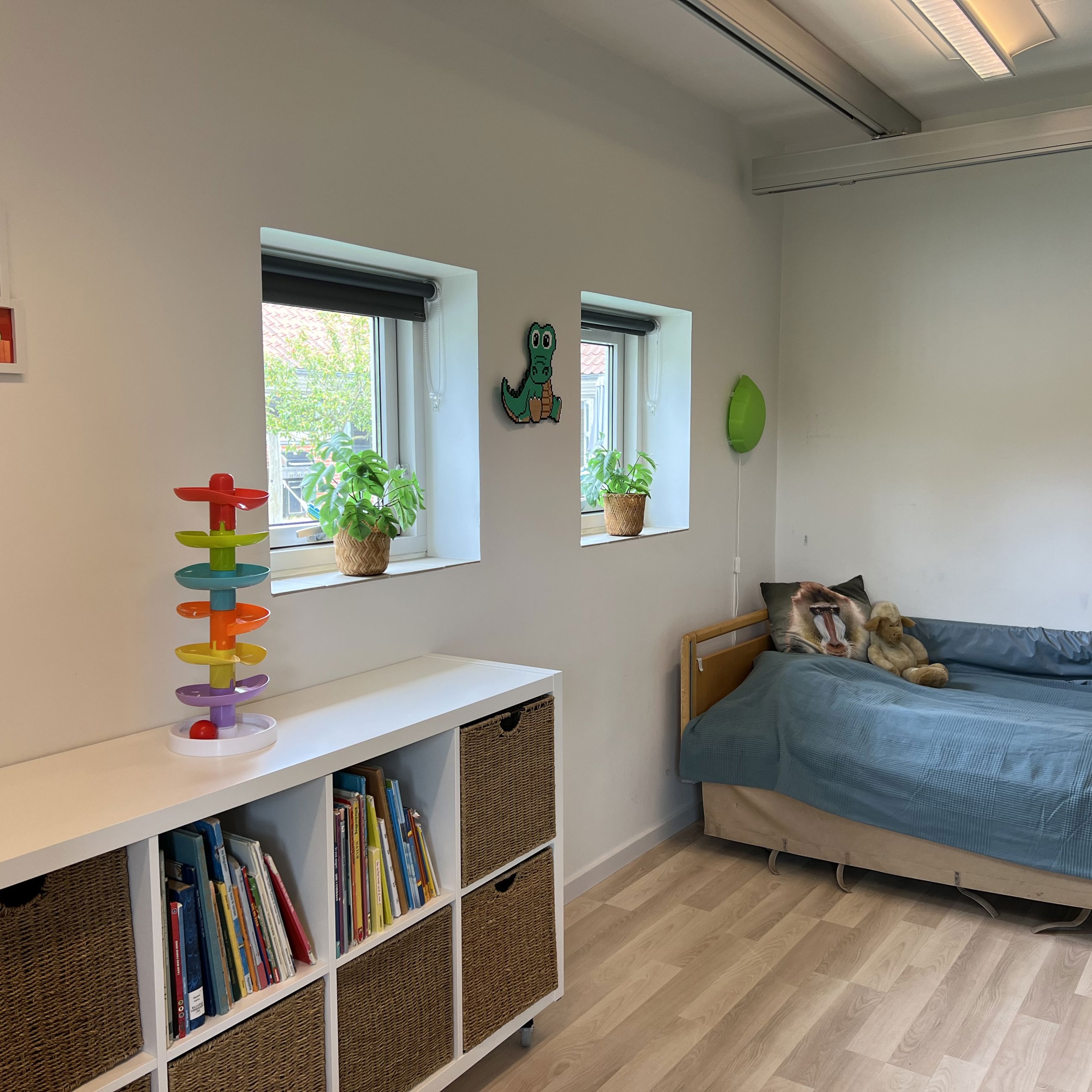 Danahus - et værelse med seng, reol, bøger og legetøj