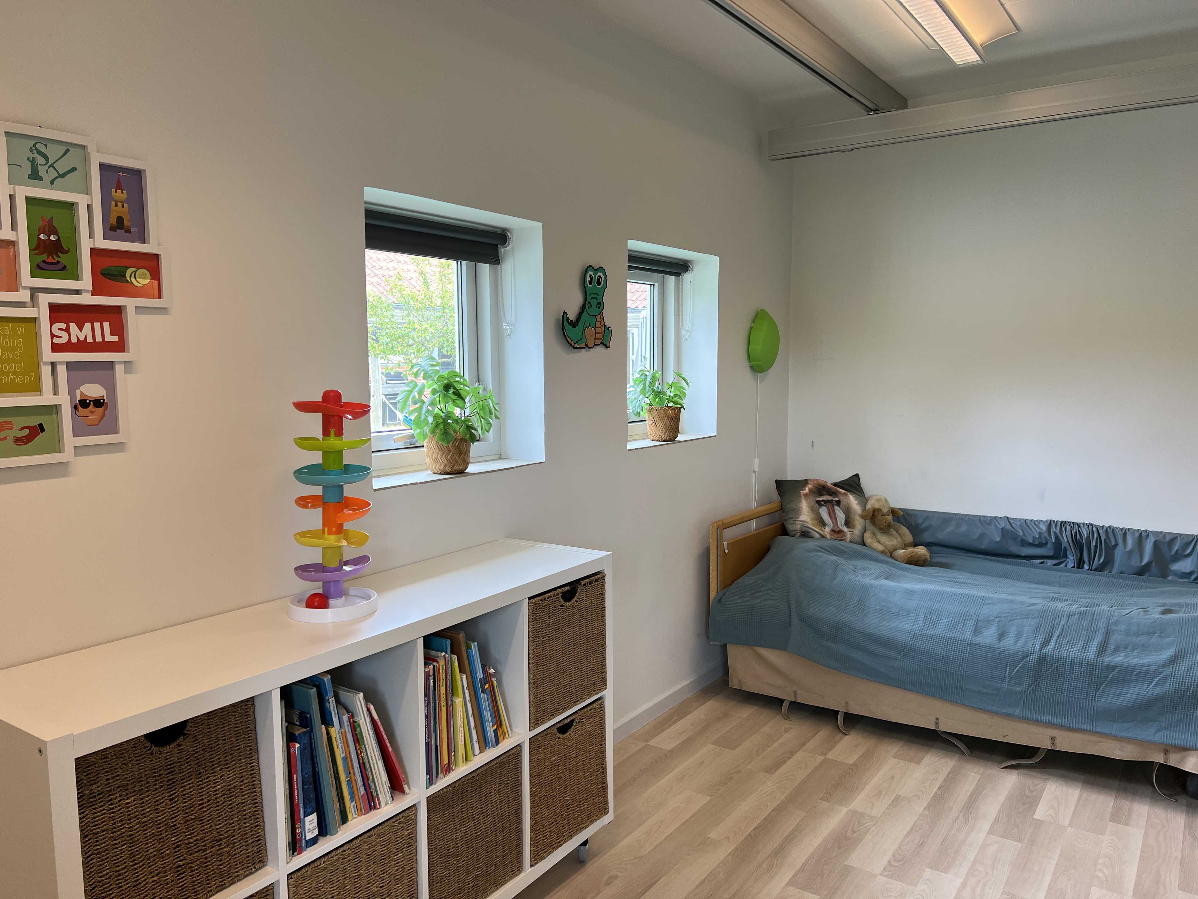Danahus - et værelse med seng, reol, bøger og legetøj