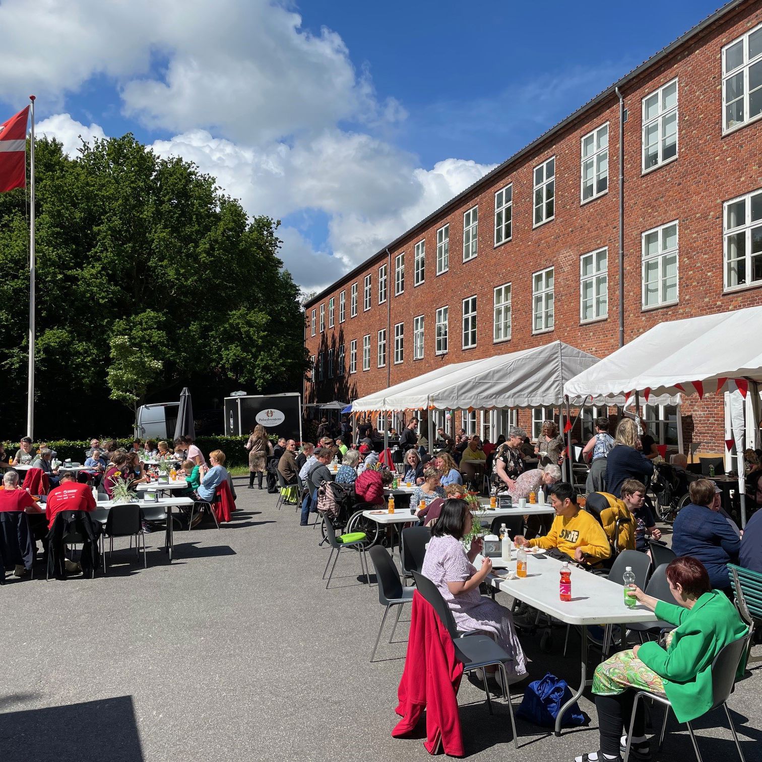 Udendørs sammenkomst i godt vejr