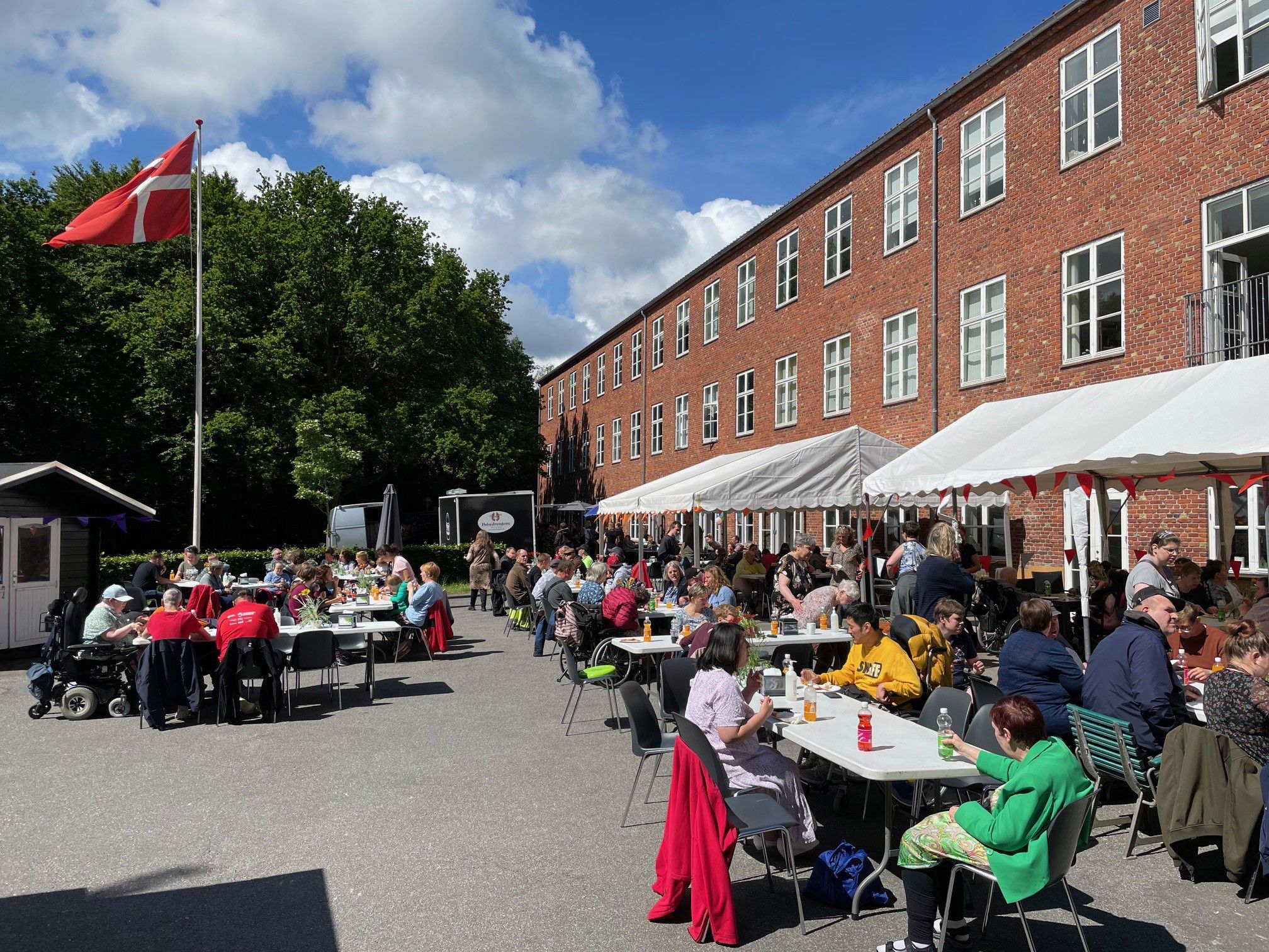 Udendørs sammenkomst i godt vejr