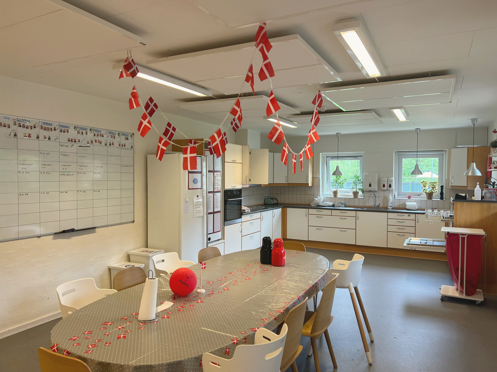 Vokseværket Fælleskøkken med flag i loftet