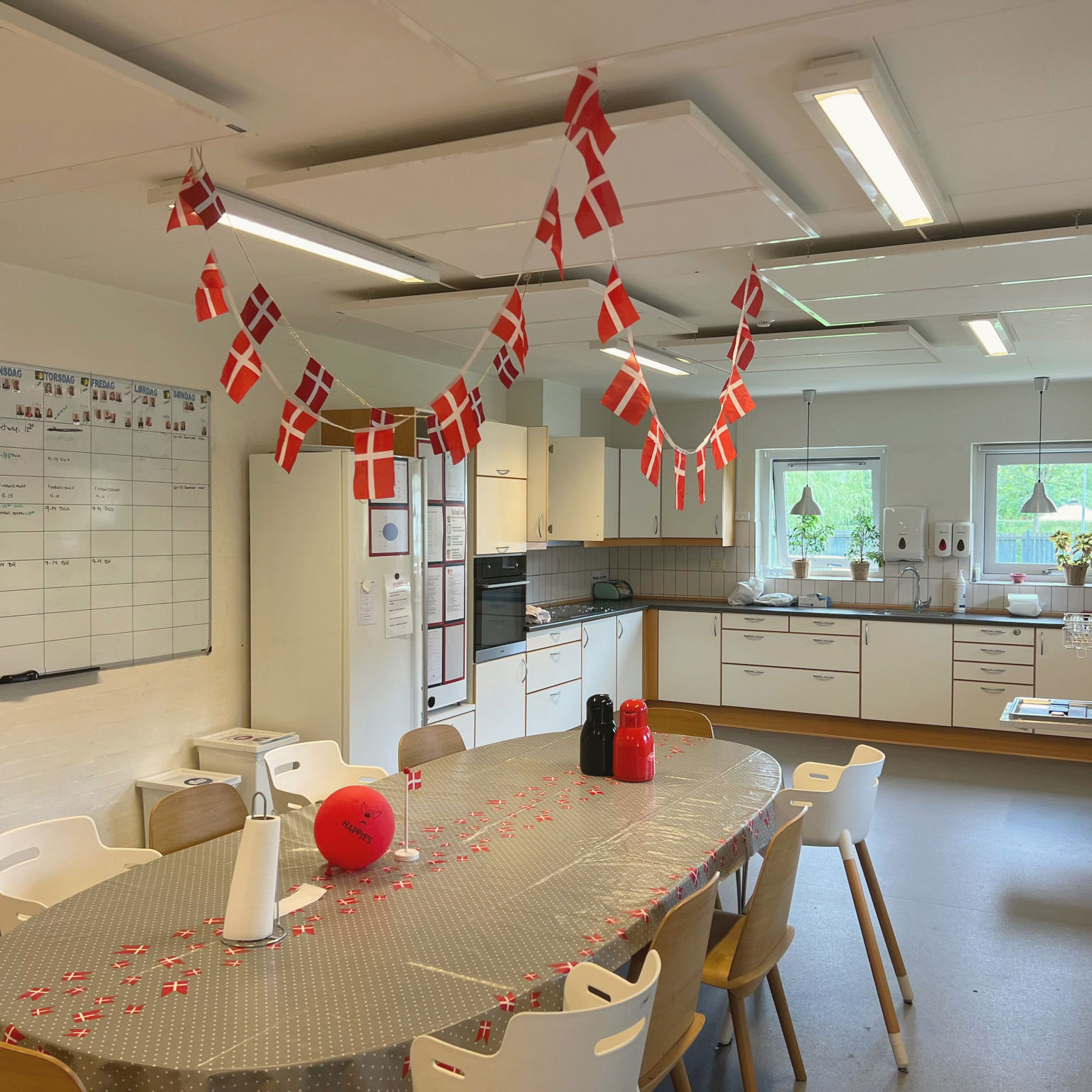 Vokseværket Fælleskøkken med flag i loftet