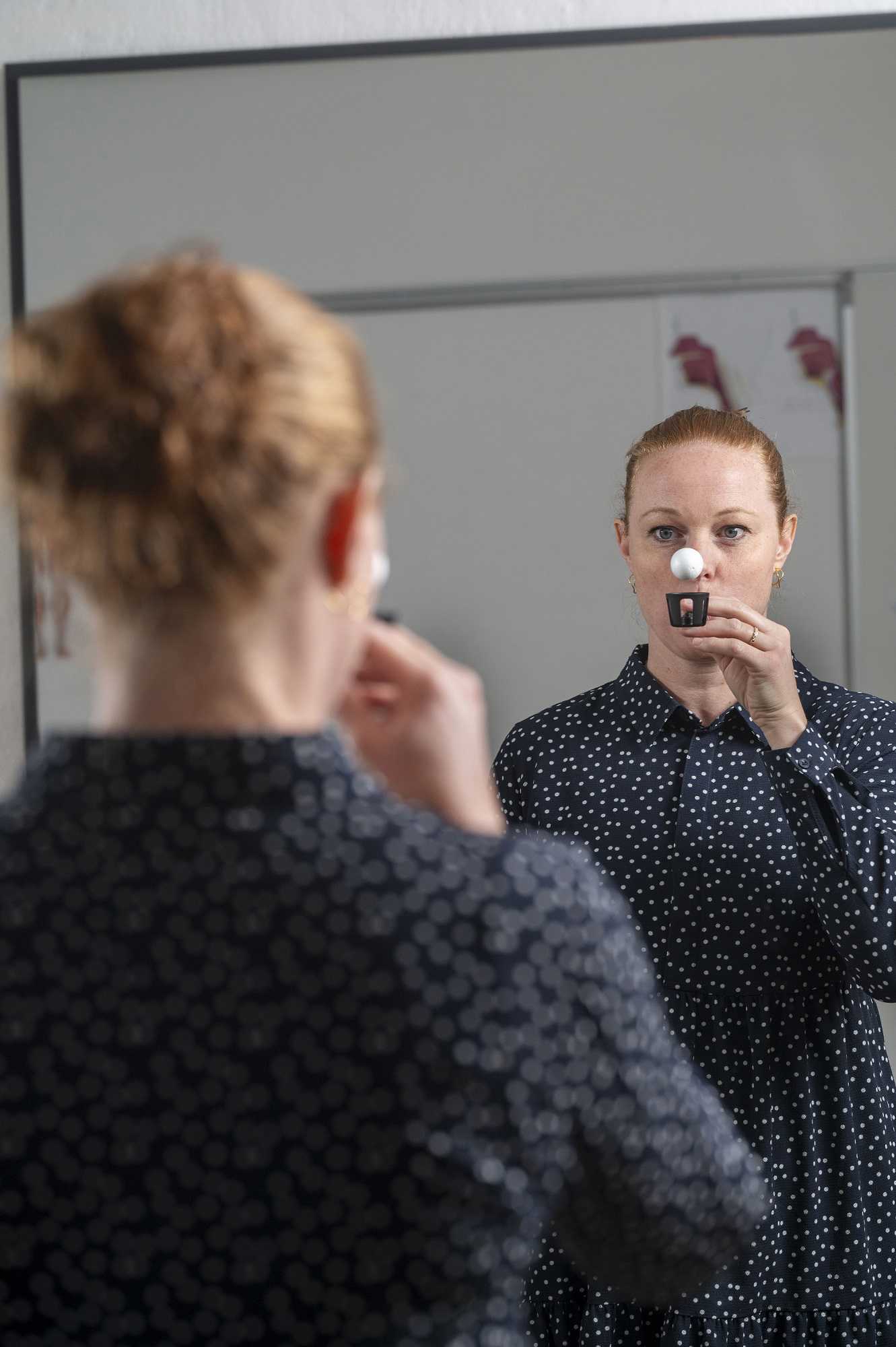 Logopæd fra Taleinstituttet og Hjerneskadecenter Nordjylland puster til bold foran spejl