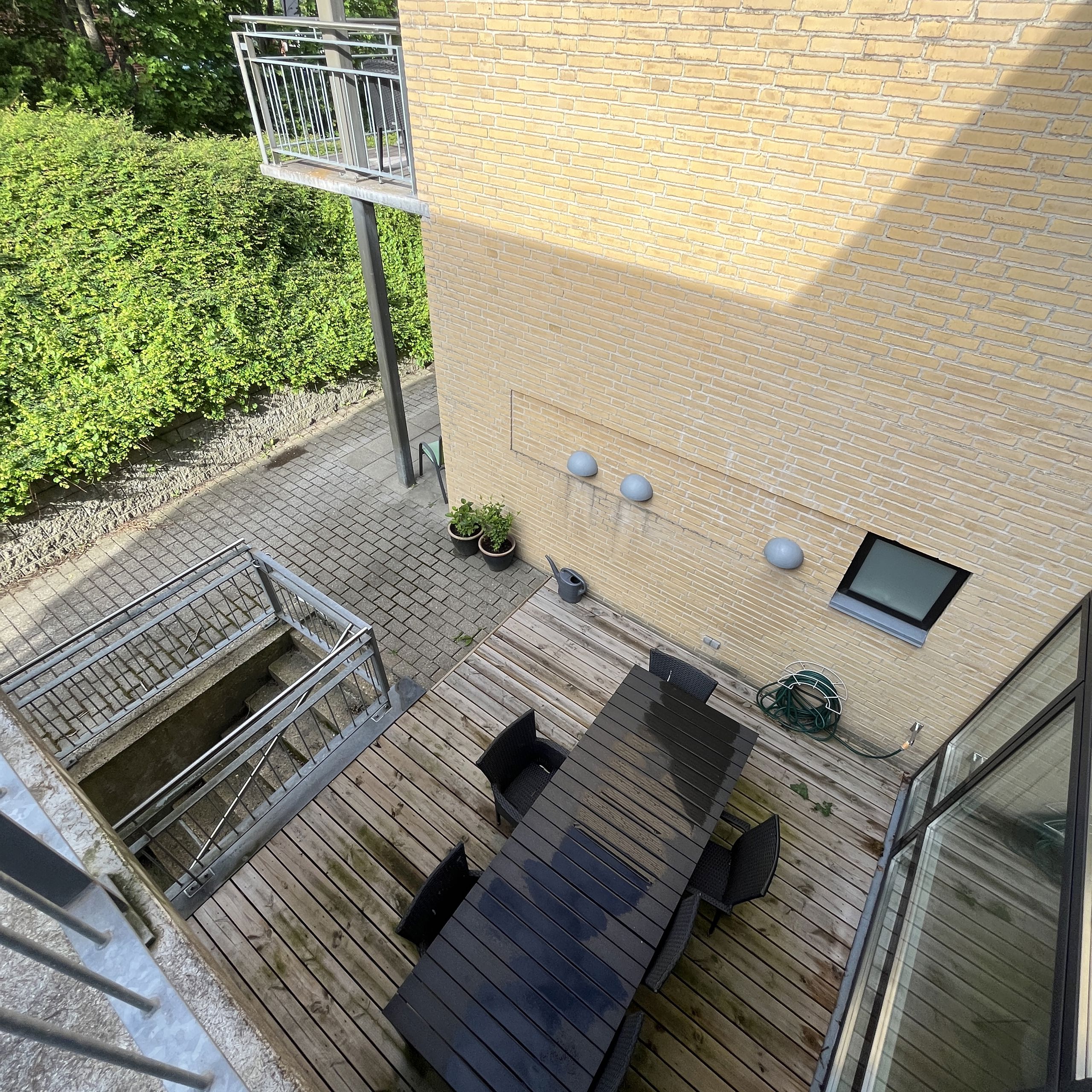 Terassemiljø På Sonjavej Med Borde Og Stole