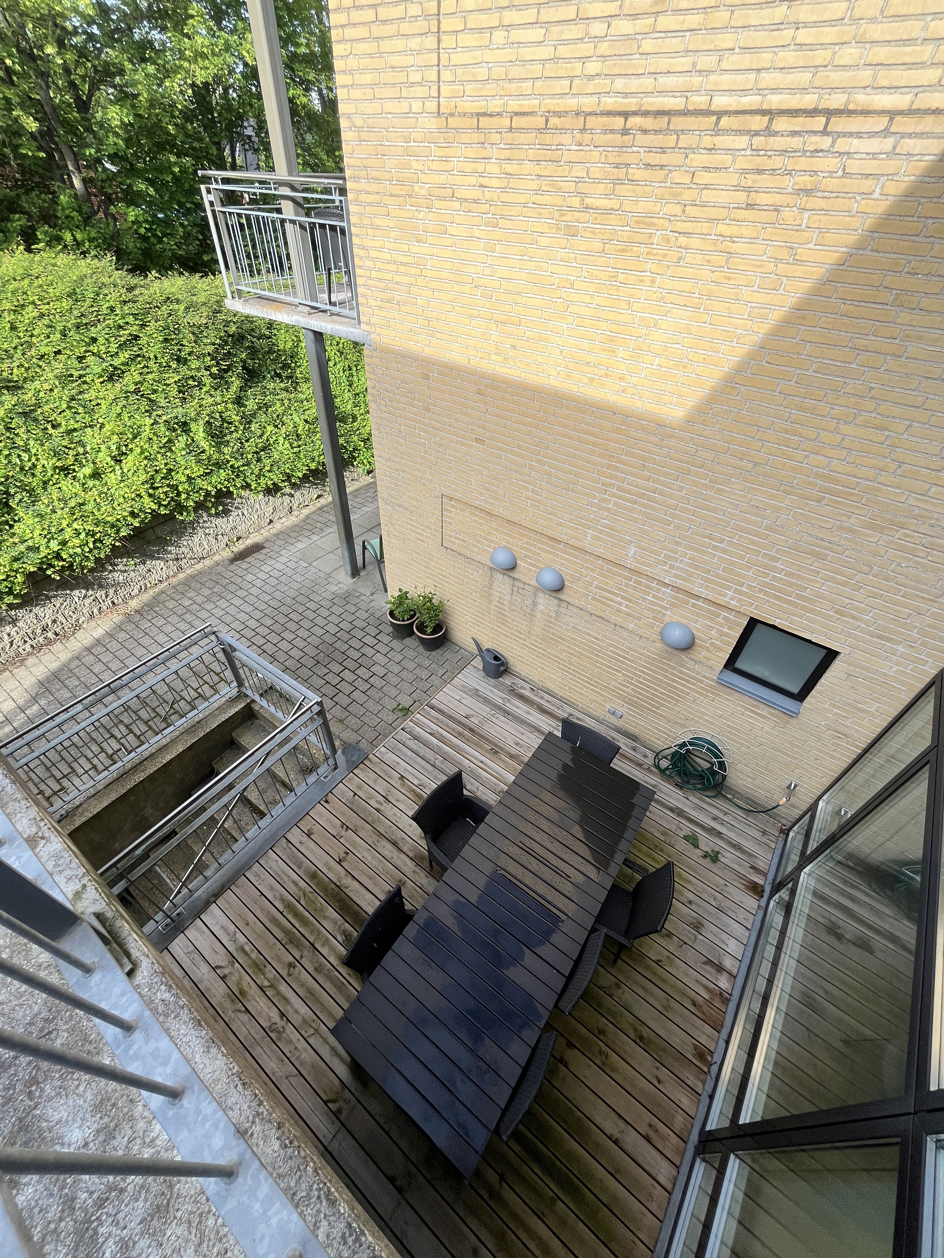 Terassemiljø På Sonjavej Med Borde Og Stole