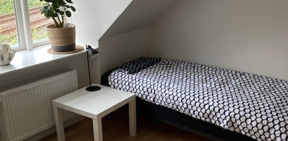 Poul Paghs Gade, Et Værelse med seng og natbord