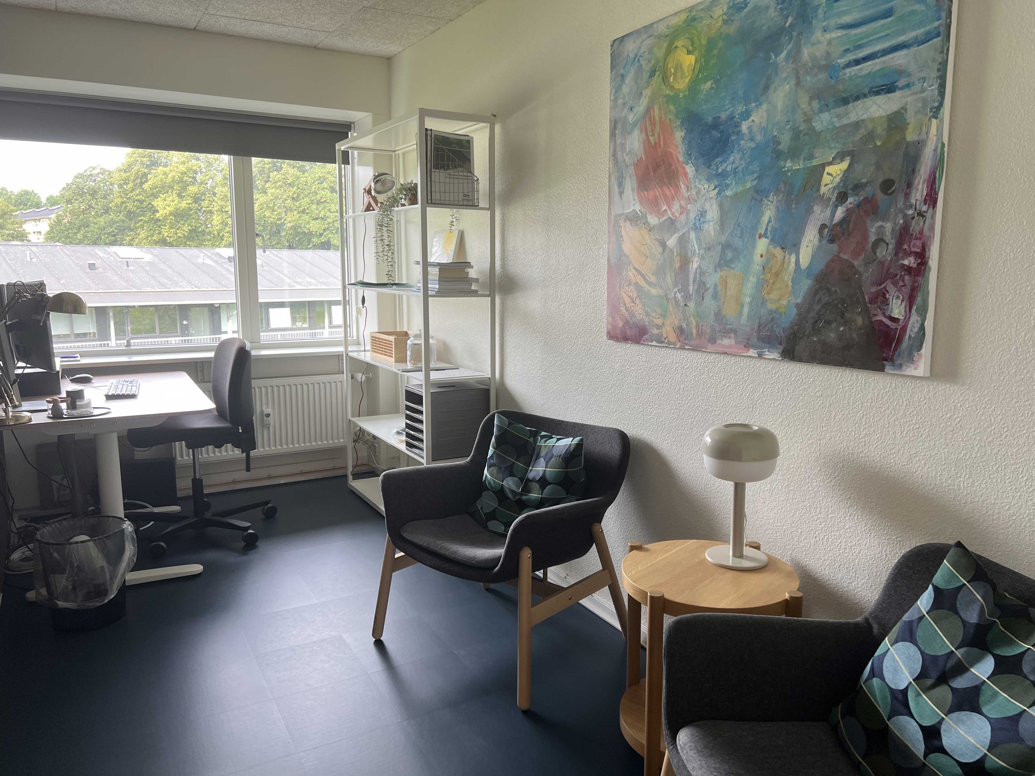 Golfparken Kontor med skrivebord og bløde stole