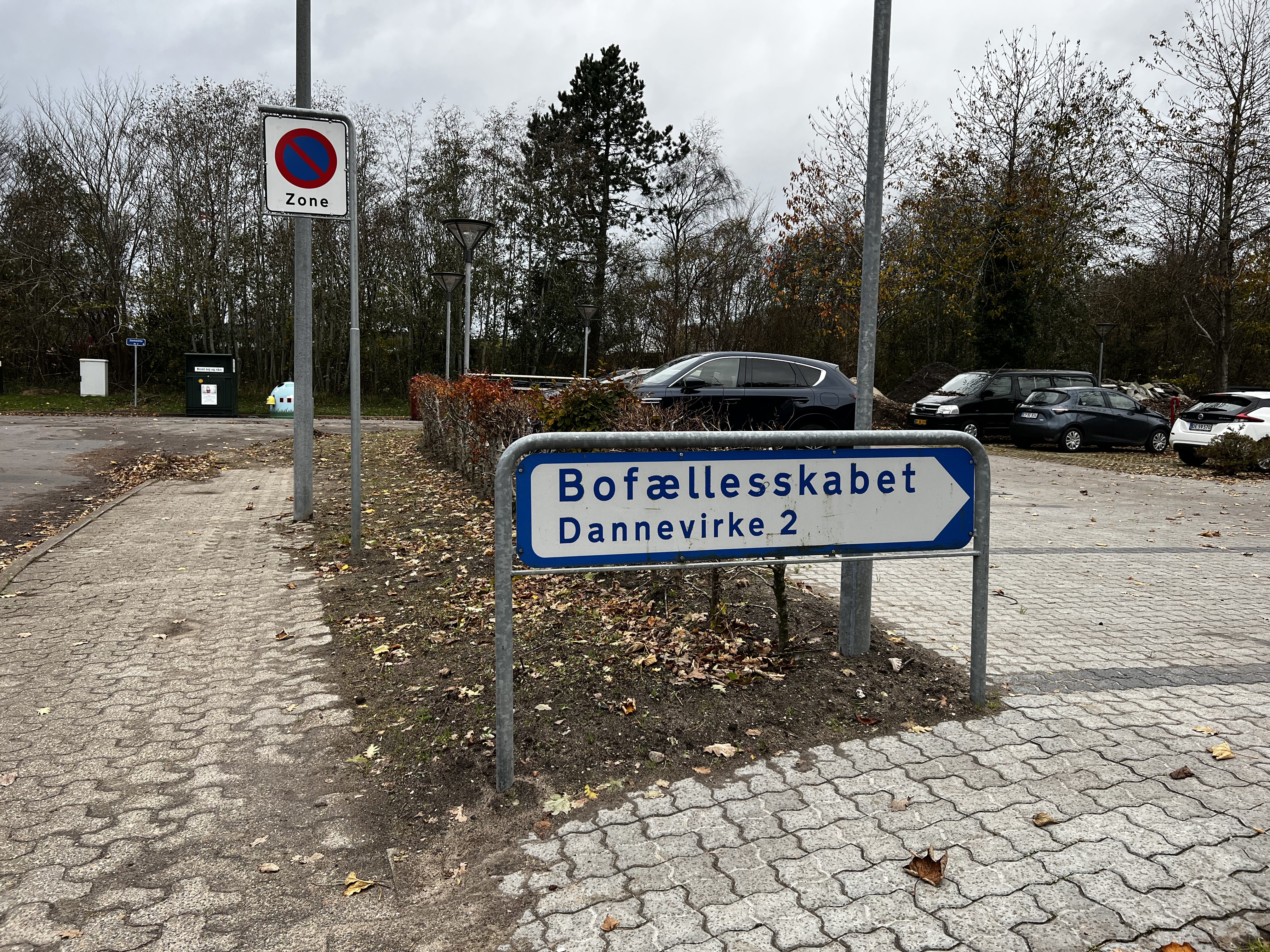 Vejskilt med teksten "Bofælleskabet Dannevirke 2"