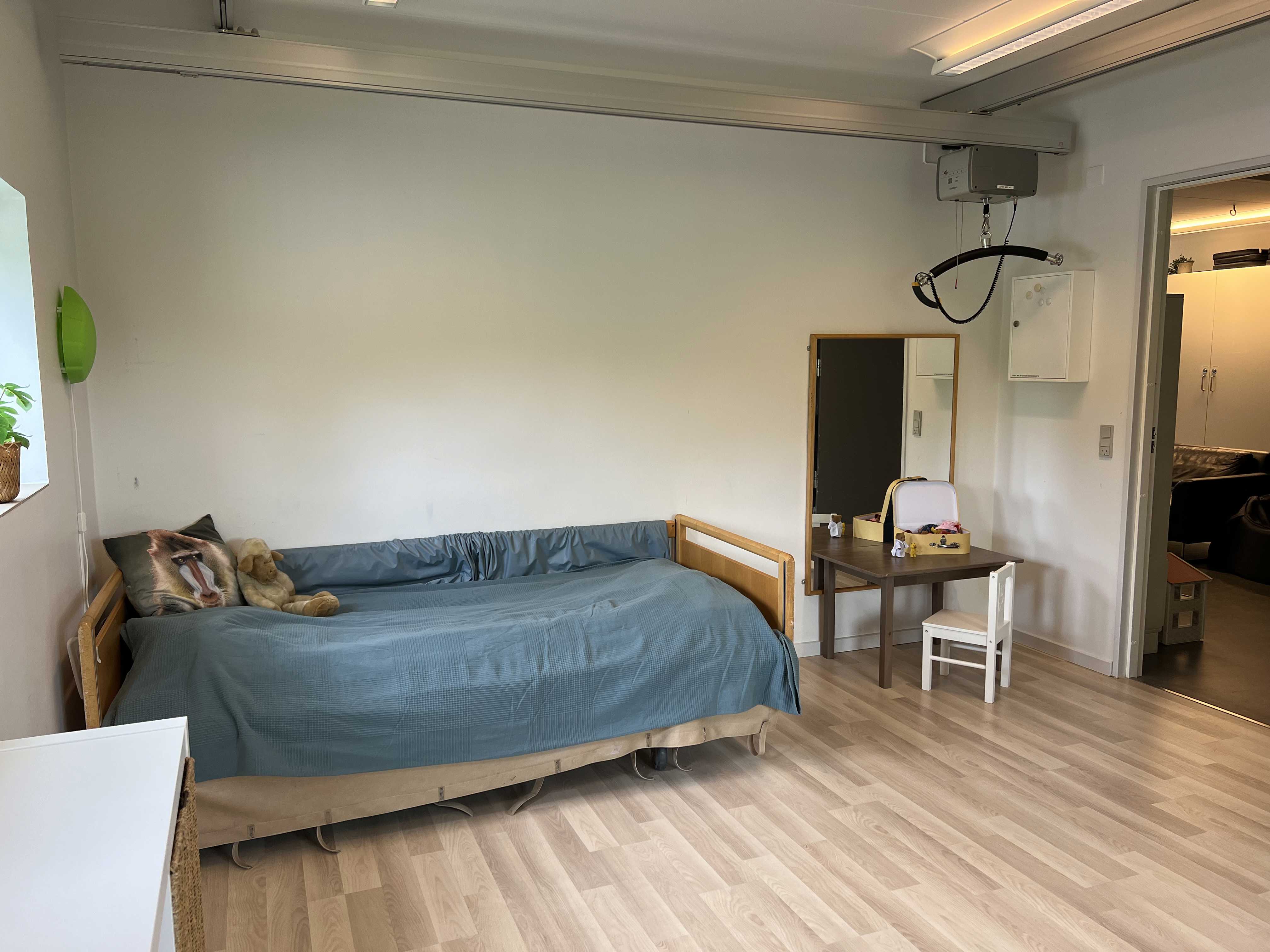 Danahus - et værelse med seng, sminkebord og spejl