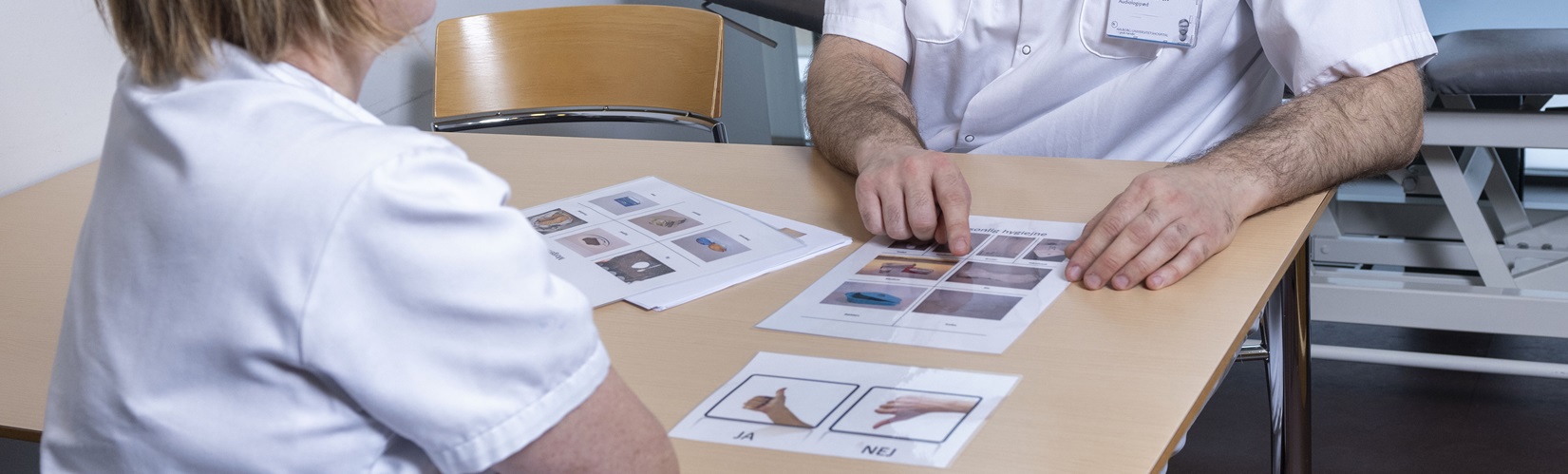 Billeder på bord bliver forklaret