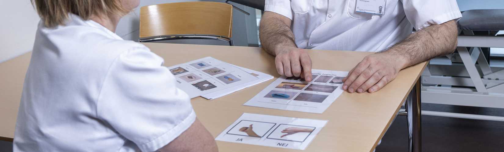 Billeder på bord bliver forklaret