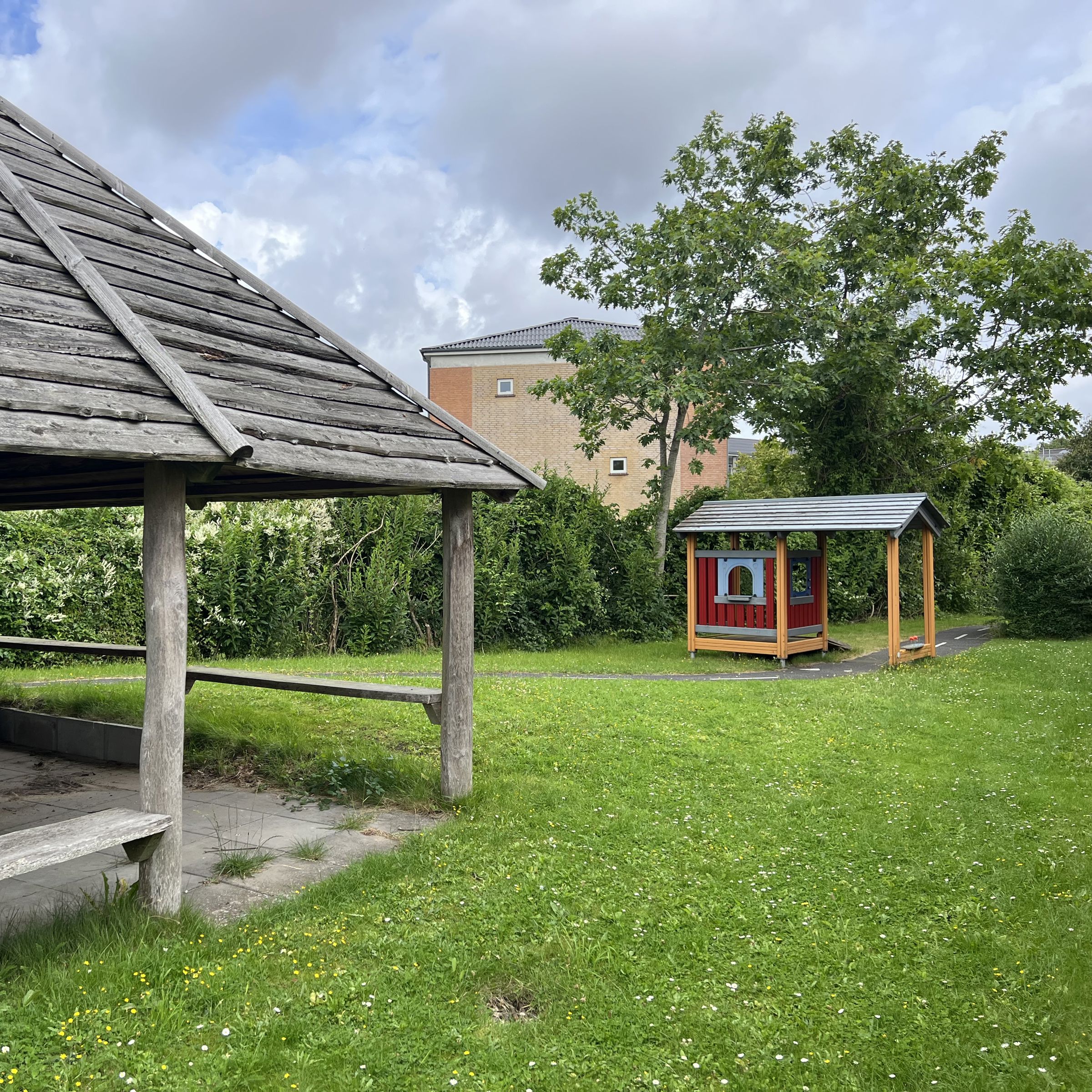 Danahus - have med legehus og pavillon