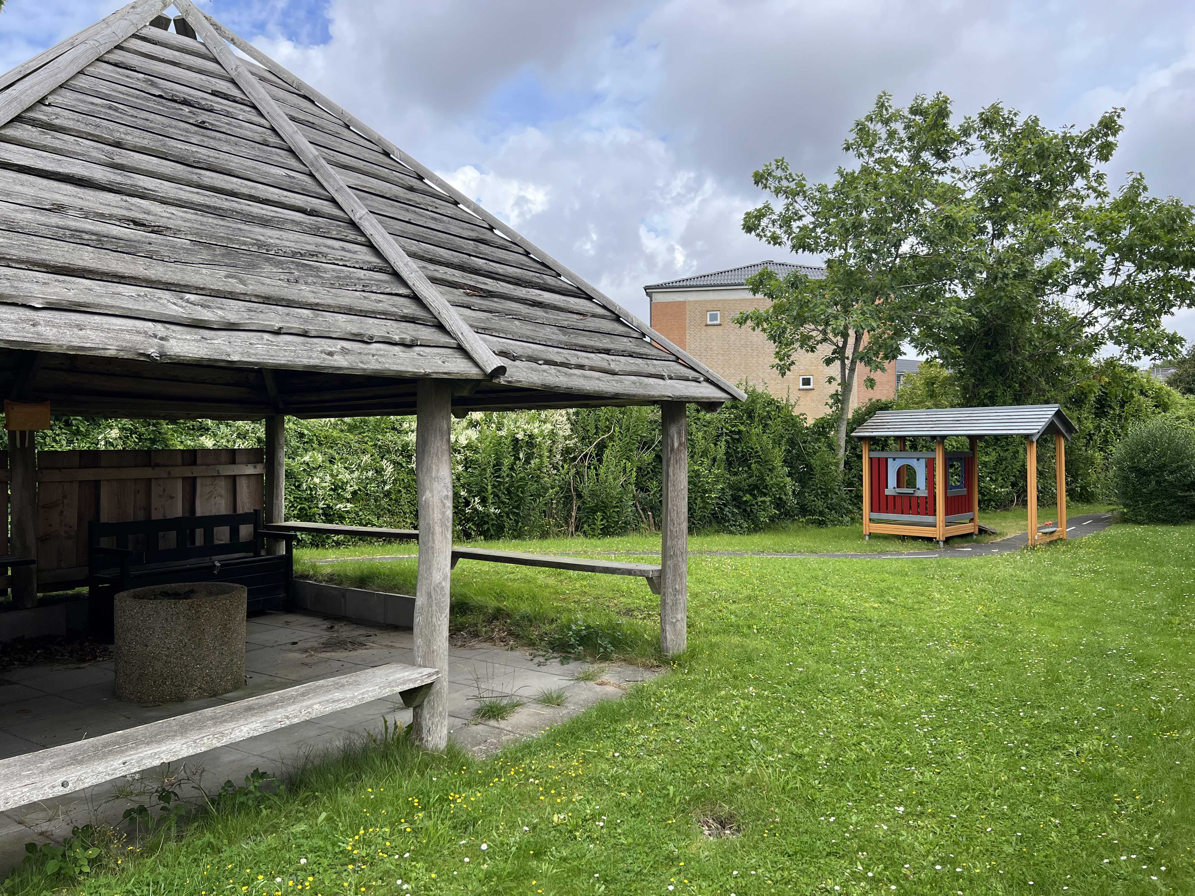 Danahus - have med legehus og pavillon